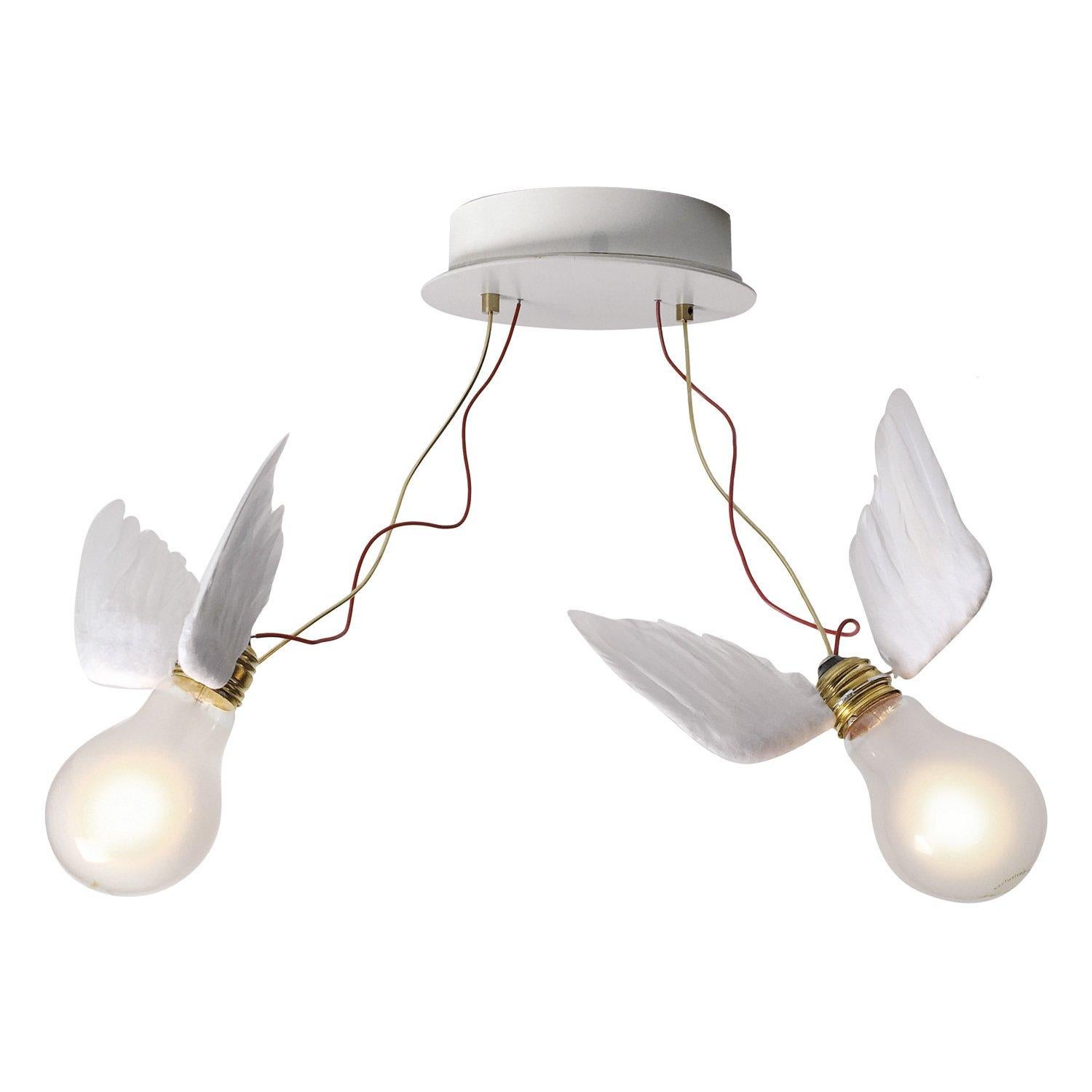 Marca: Ingo Maurer
Model No: Lucellino Doppio
Diseñador: Ingo Maurer

Lucellino Doppio combina poesía, ligereza y el diseño icónico de Ingo Maurer. Las dos bombillas con alas de auténticas plumas de ganso se asemejan a pequeños pájaros posados en