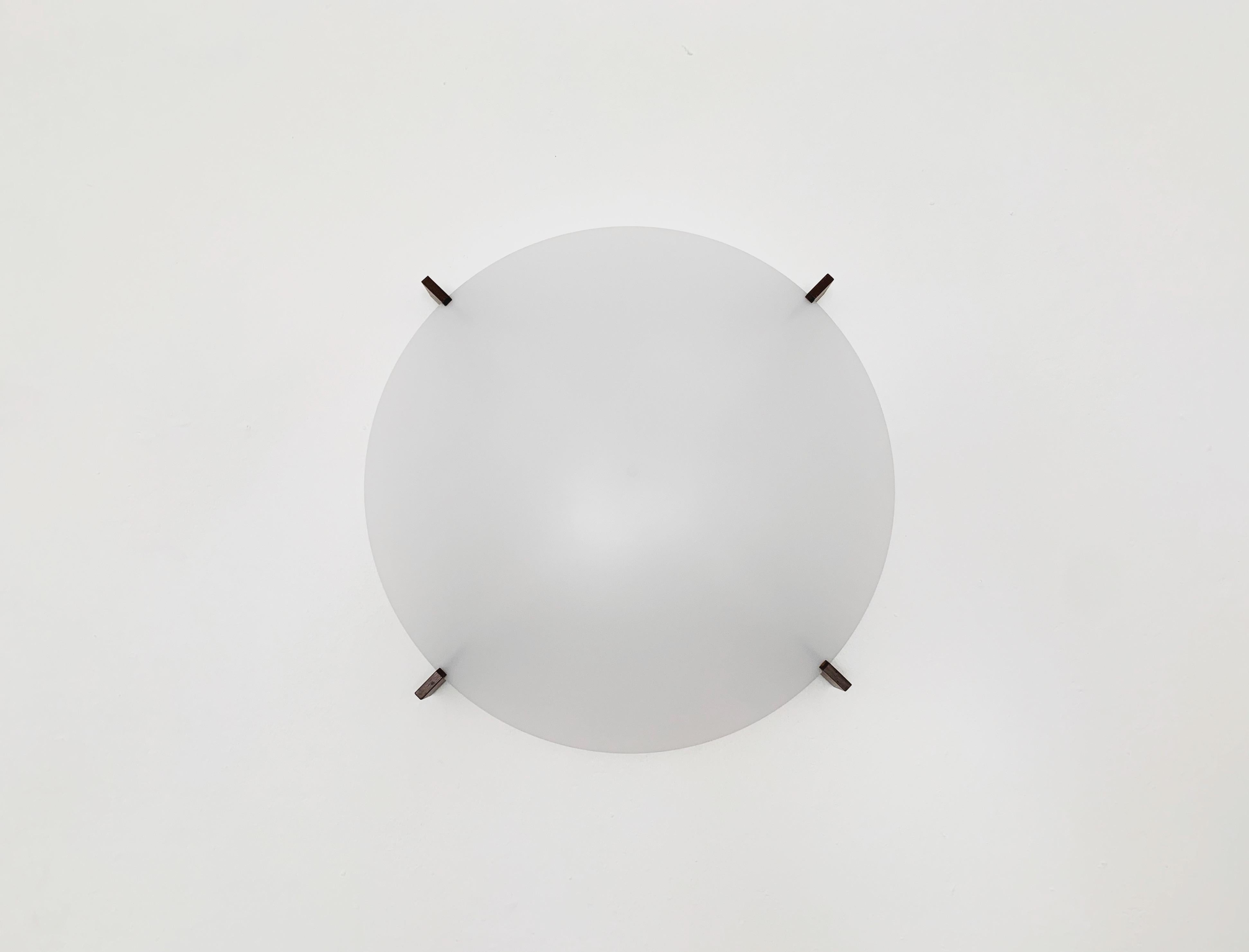 Rarísimo y precioso aplique o plafón sueco de los años 60.
Un diseño genial y excepcionalmente minimalista.
La pantalla de plástico difunde una luz cálida y agradable.
Se crea un bellísimo juego de luces en forma de estrella en el