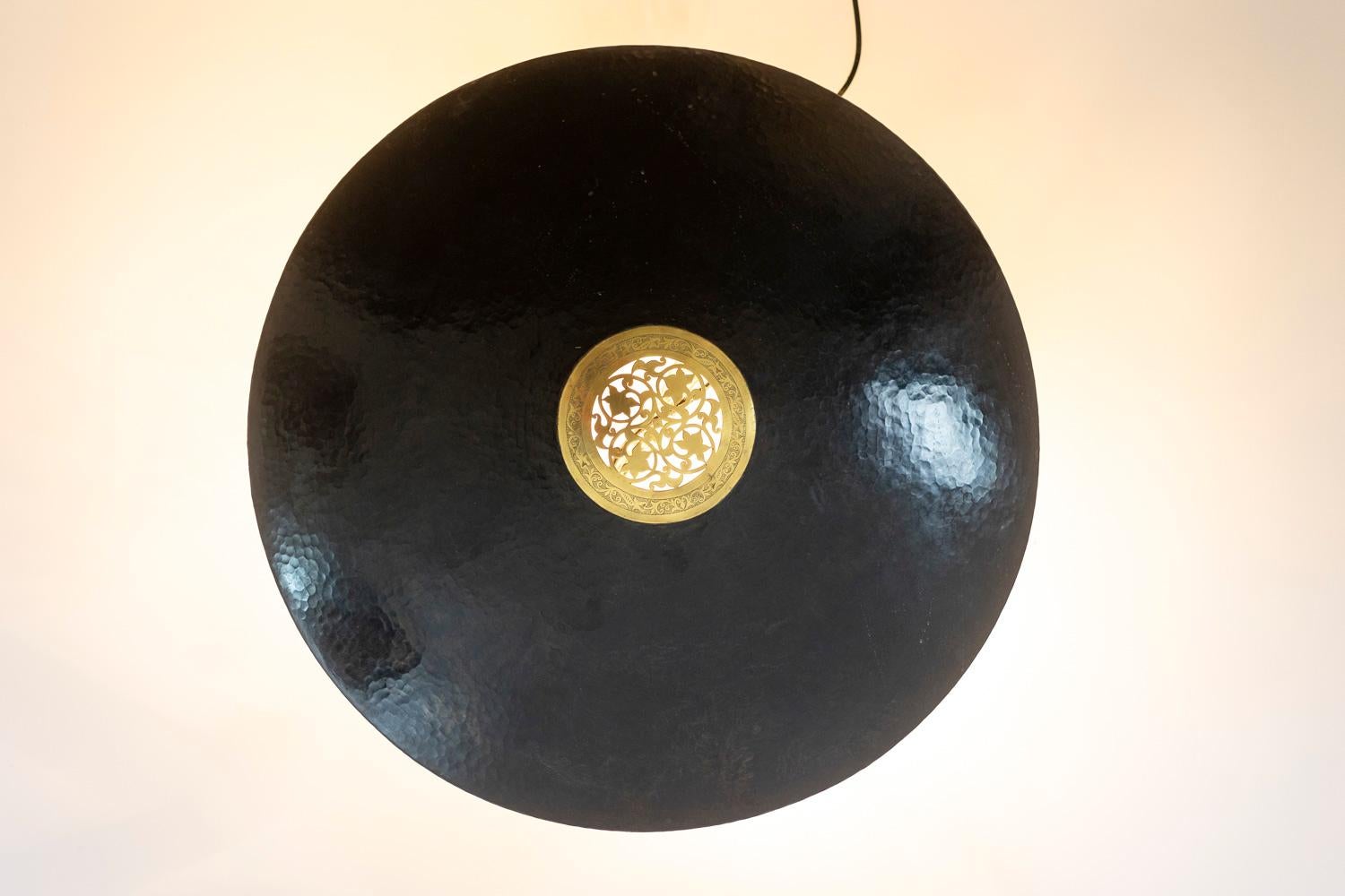 Wall light, or suspension, Moorish style in hammered brass with bronze and gilt patina, circular shape.

Work realized in the 20th century.

Dimensions: D 77 x D 10 cm.

 