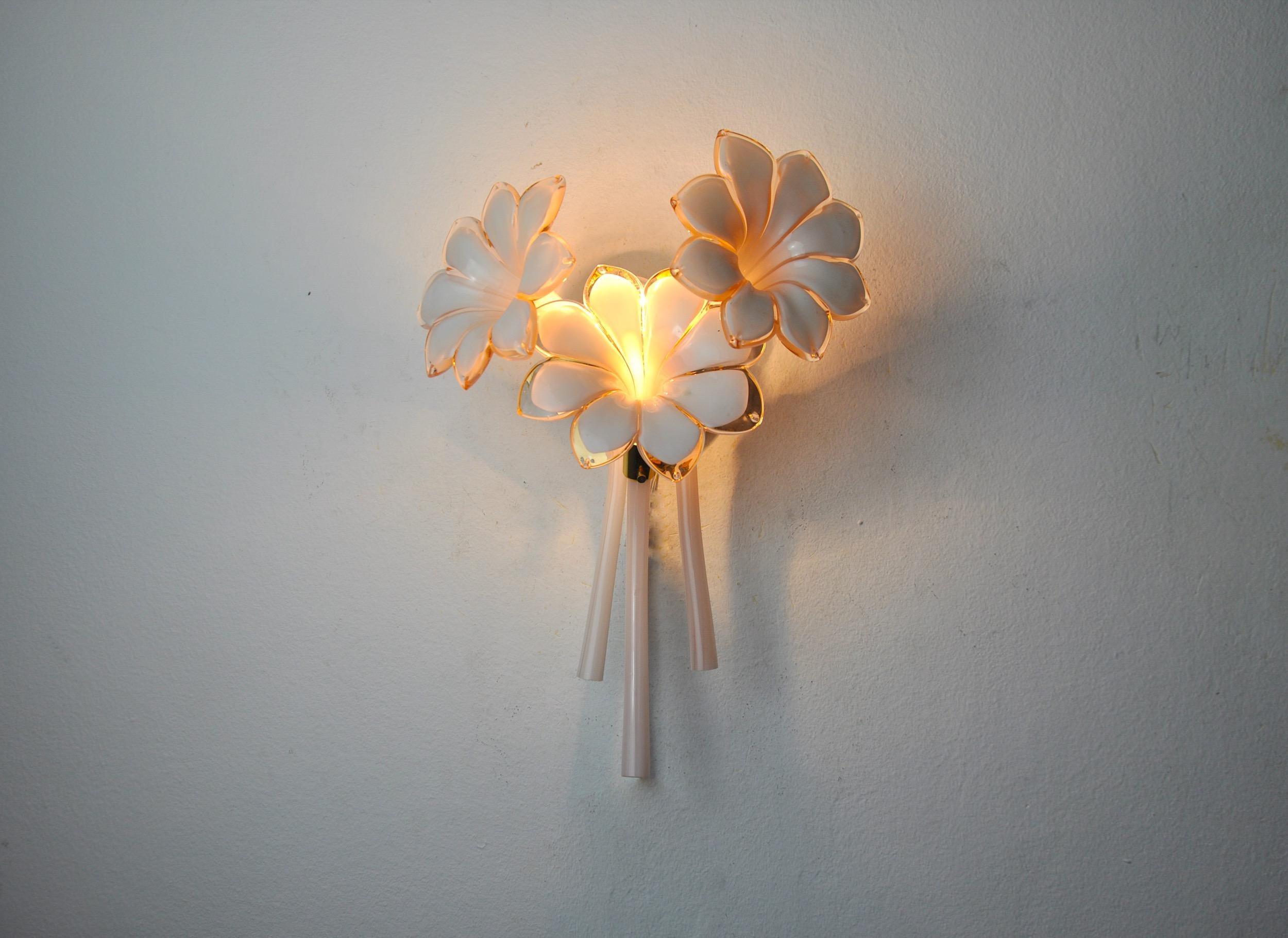 Superb and rare wall lamp fleurs-de-lys in murano glass, designed and produced in italy in the 1970s. Gilded metal structure composed of pink cut crystals in the shape of a fleur-de-lys, made by italian master glassmakers. Rare design object that
