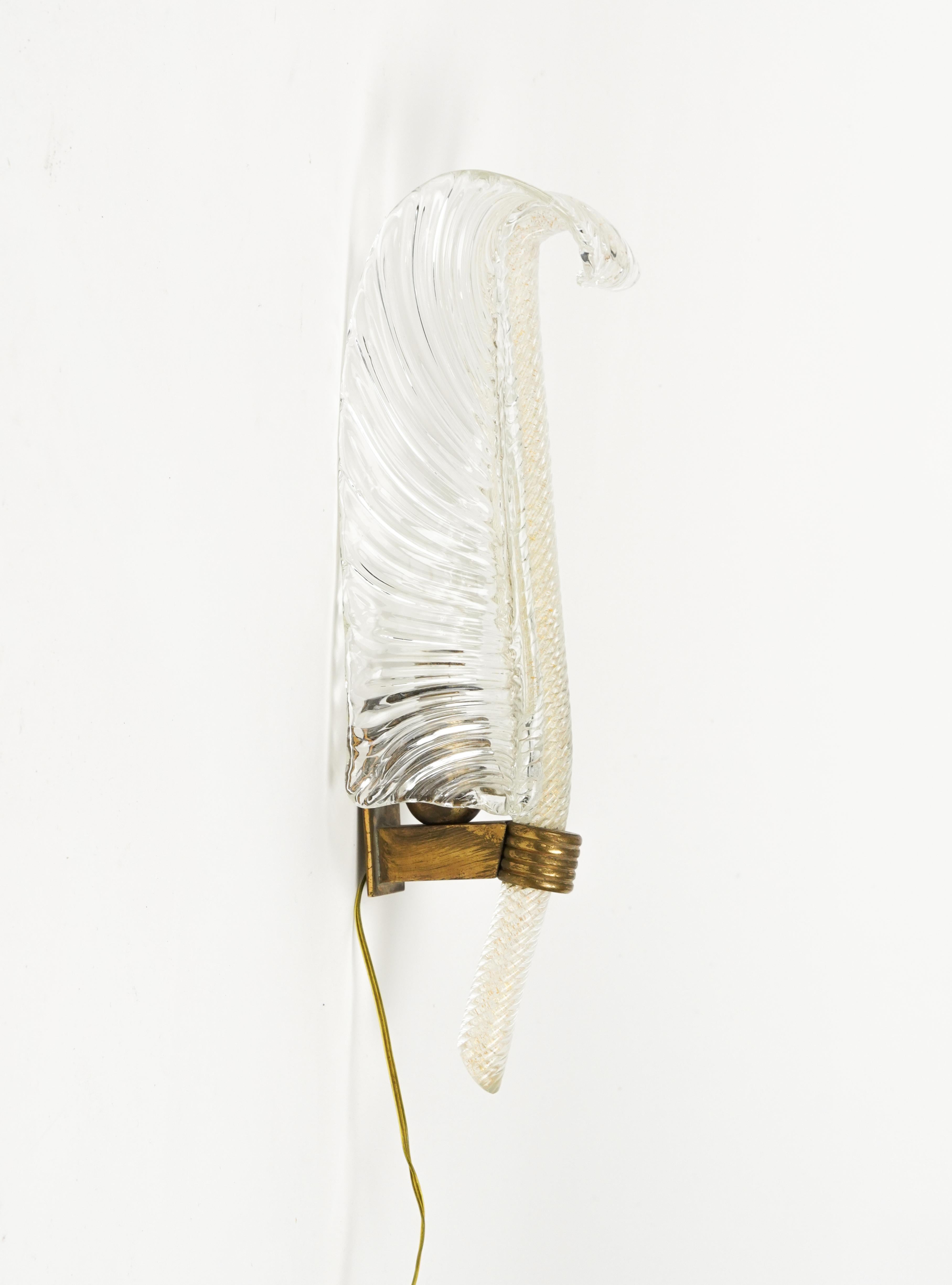 Mid-Century Modern Wall Lamp Sconce in Murano Glass and Brass by Barovier & Toso, Italy 1940s For Sale