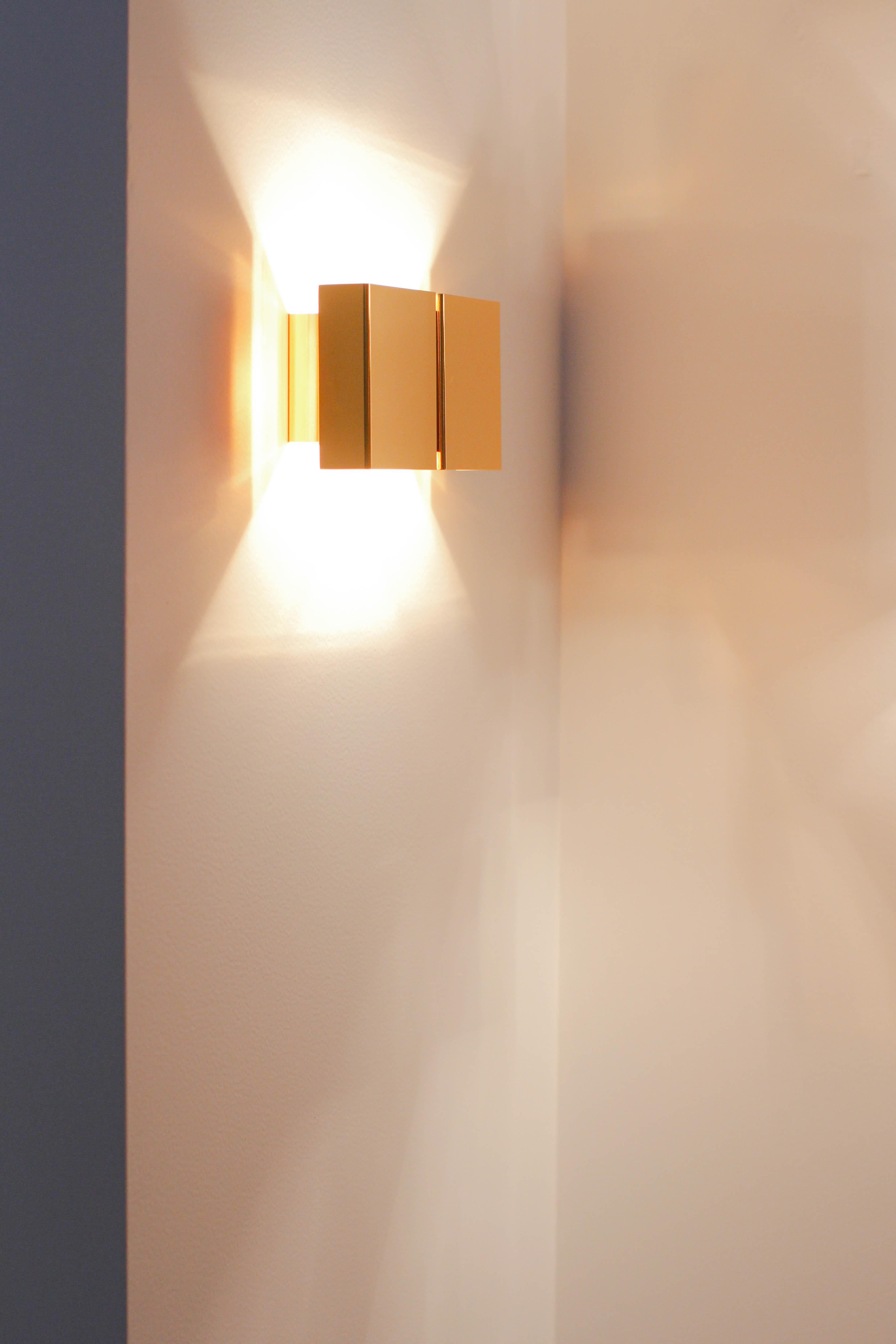 La lampada da parete Squares 2G, progettata dall'acclamato architetto e designer belga Christophe Gevers, esemplifica il suo talento nel fondere la precisione geometrica con l'estetica contemporanea. Probabilmente è la lampada più conosciuta della