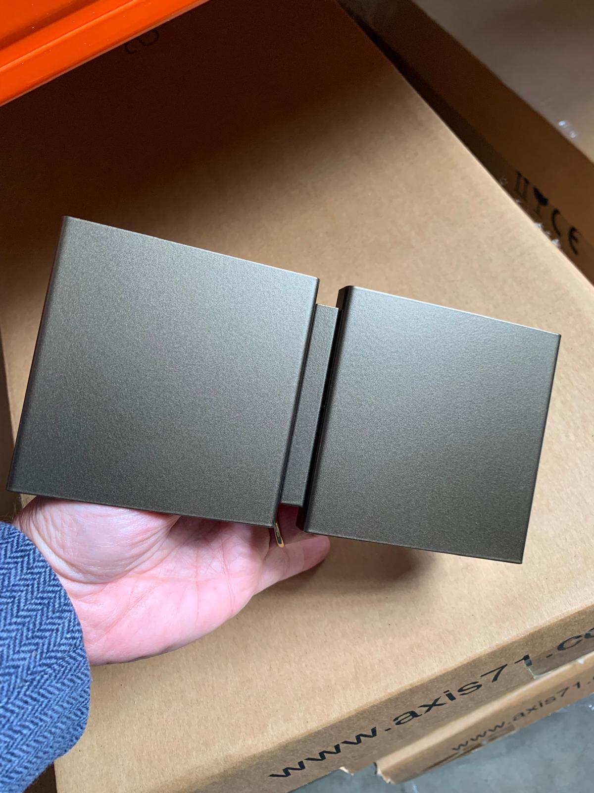 La lampada da parete Squares 2P, progettata dall'acclamato architetto e designer belga Christophe Gevers, esemplifica il suo talento nel fondere la precisione geometrica con l'estetica contemporanea. Probabilmente è la lampada più conosciuta della