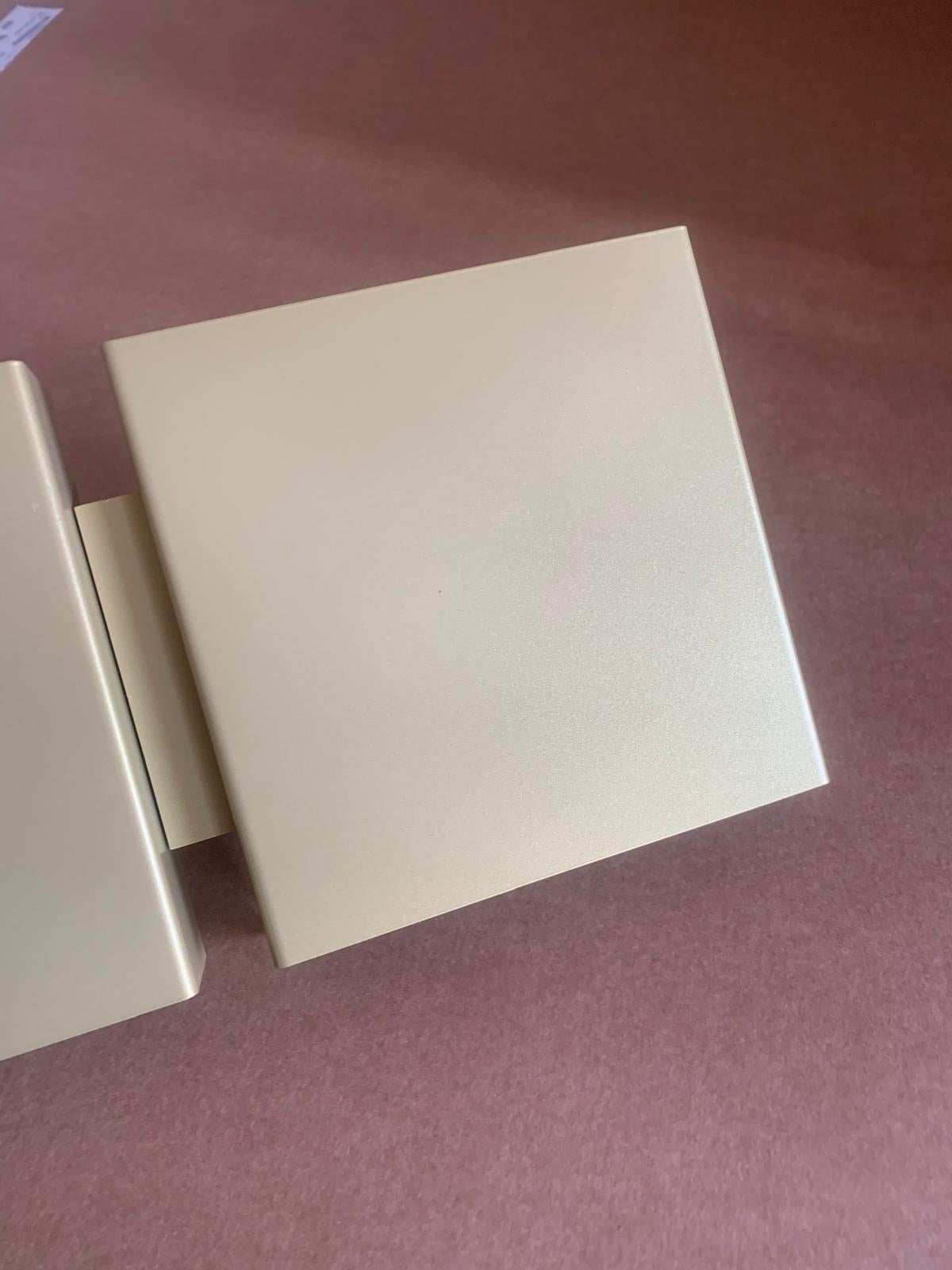 La lampada da parete Squares 2P, progettata dall'acclamato architetto e designer belga Christophe Gevers, esemplifica il suo talento nel fondere la precisione geometrica con l'estetica contemporanea. Probabilmente è la lampada più conosciuta della