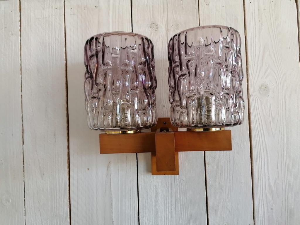 Wandleuchte aus Teakholz und violettem Glas von Rupert Nikoll (Mitte des 20. Jahrhunderts) im Angebot