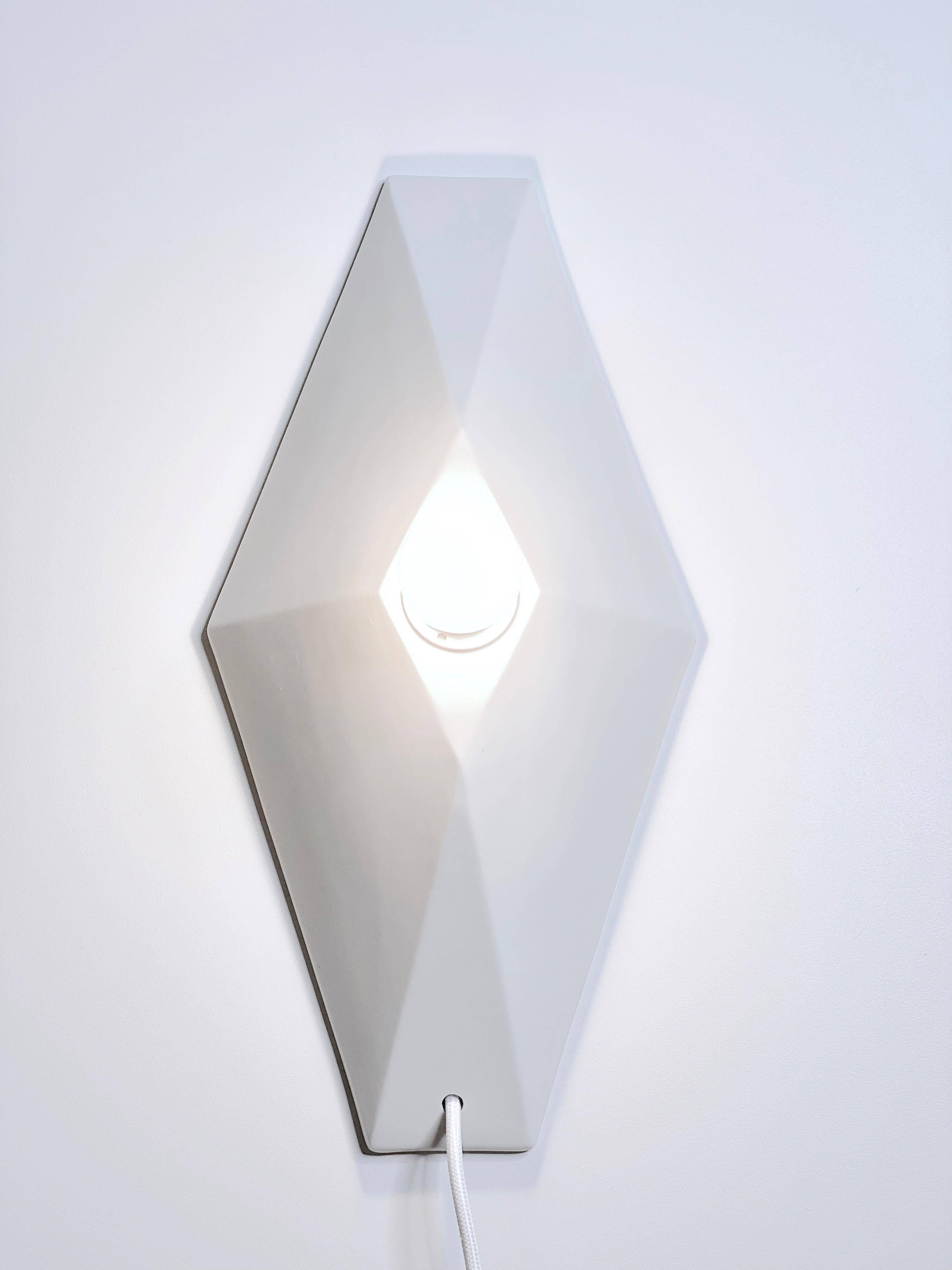 Aplique Contemporáneo de Gres Blanco Mate, Diseño Minimalista, VECTOR en venta 1