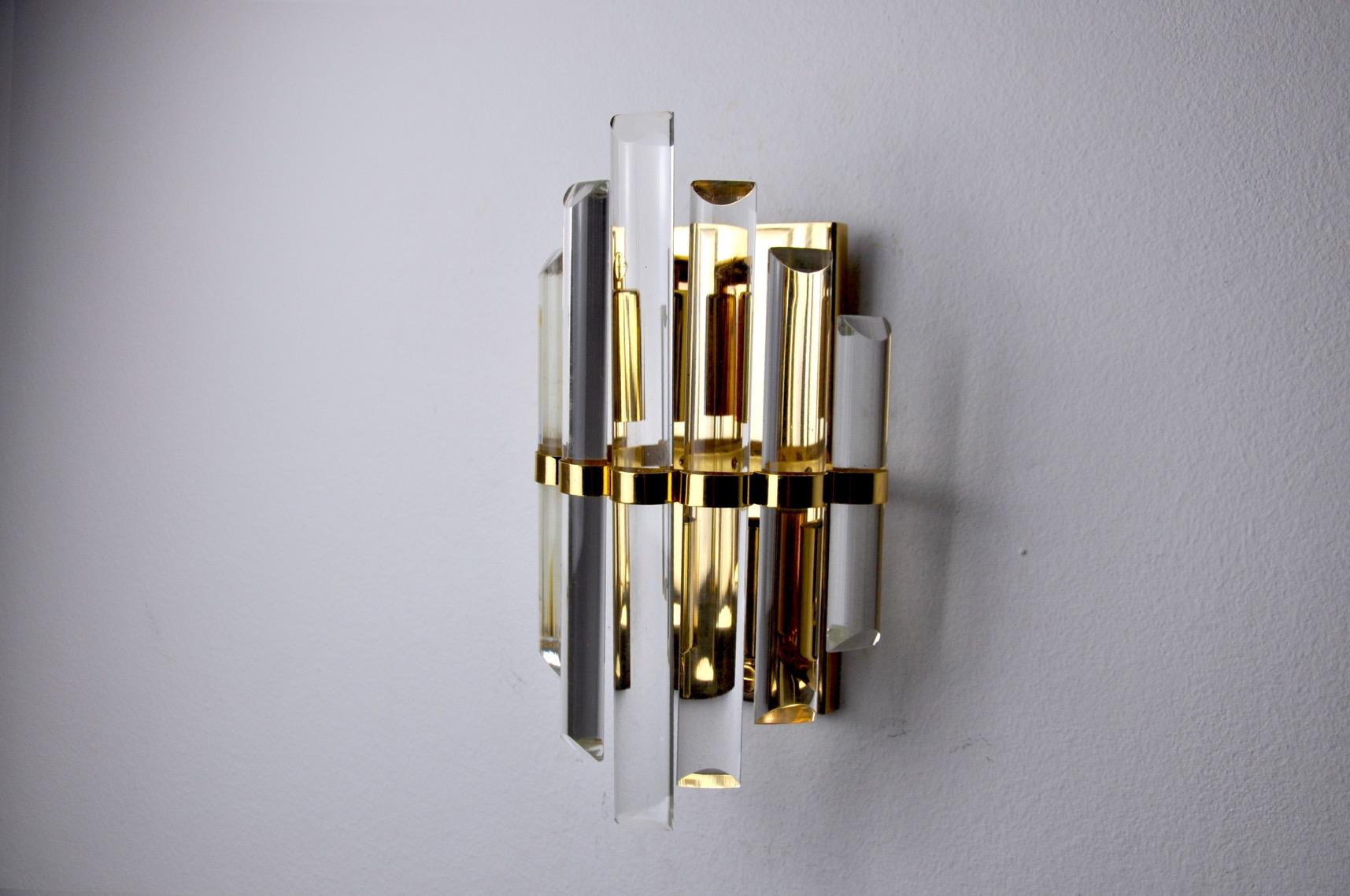 Very beautiful venini wall lamp from the 70s. Murano glass and gilded metal structure. Unique object that will illuminate and bring a real design touch to your interior. Electricity checked, mark of time relating to the age of the object. Easy