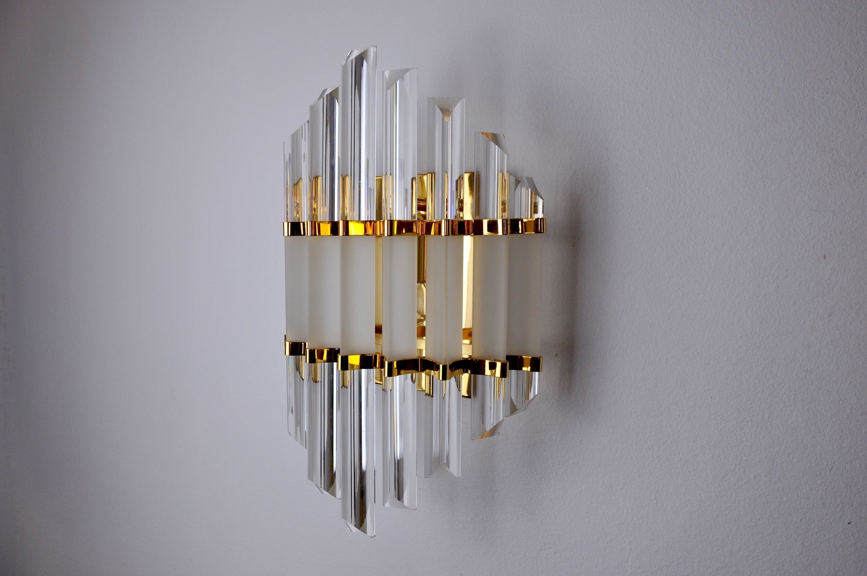 Gran aplique Venini de los años 70. Estructura de cristal tallado y metal dorado. Objeto único que iluminará y aportará un auténtico toque de diseño a tu interior. Electricidad comprobada, marca del tiempo relativa a la antigüedad del objeto. Fácil