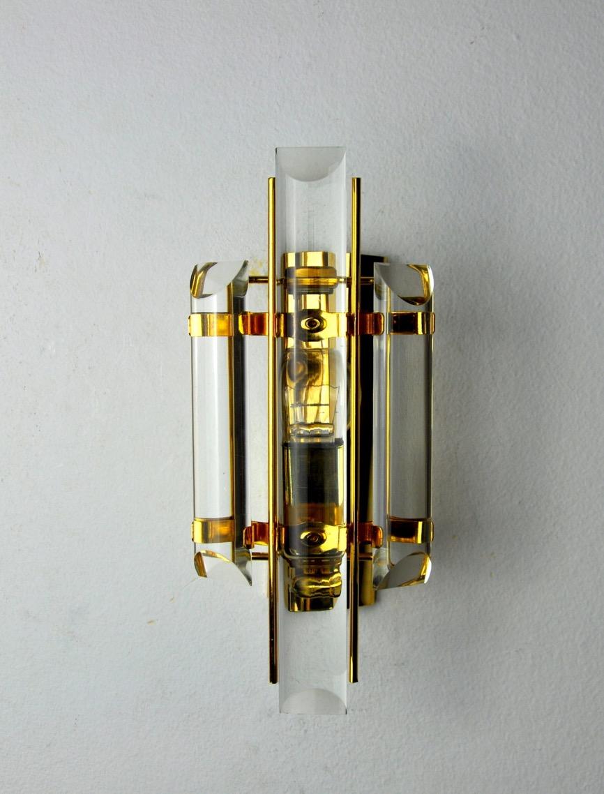 Very beautiful venini wall light from the 70s. Cut glass and gilt metal structure. Unique object that will illuminate and bring a real design touch to your interior. Electricity checked, time mark relating to the age of the object, wiring not