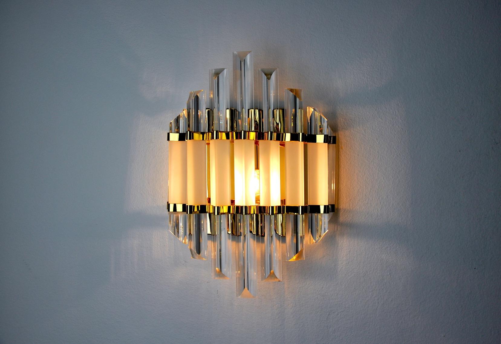 Very beautiful venini wall lamp from the 70s. Murano glass and gilded metal structure. Unique object that will illuminate and bring a real design touch to your interior. Electricity checked, mark of time relating to the age of the object. Easy