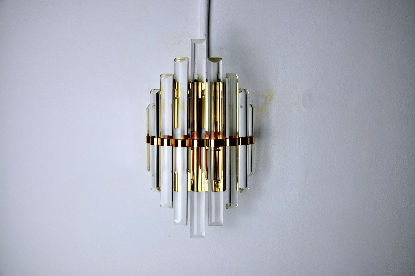 Very beautiful Venini wall lamp from the 70s. Murano glass and gilded metal structure. Unique object that will illuminate and bring a real design touch to your interior. Electricity checked, mark of time relating to the age of the object. Easy