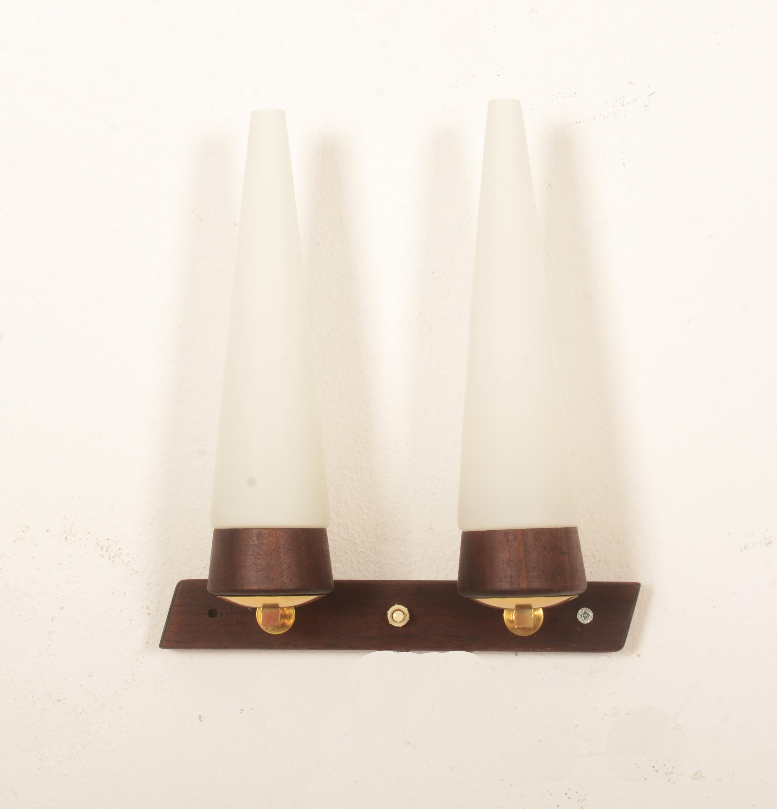Lámpara de pared Nogal y cristal opalino de Rupert Nikoll Moderno de mediados de siglo en venta
