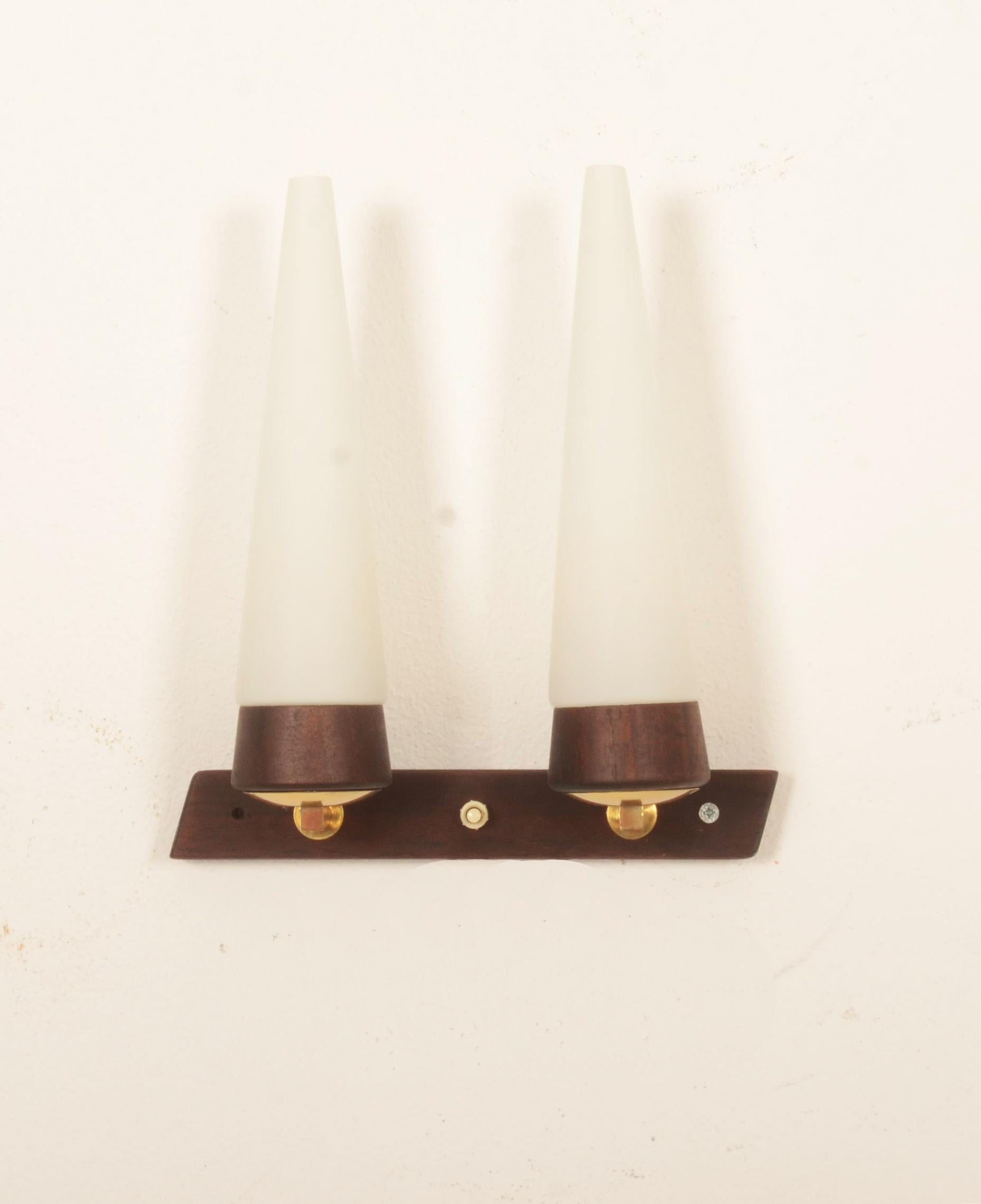 Lámpara de pared Nogal y cristal opalino de Rupert Nikoll Austríaco en venta