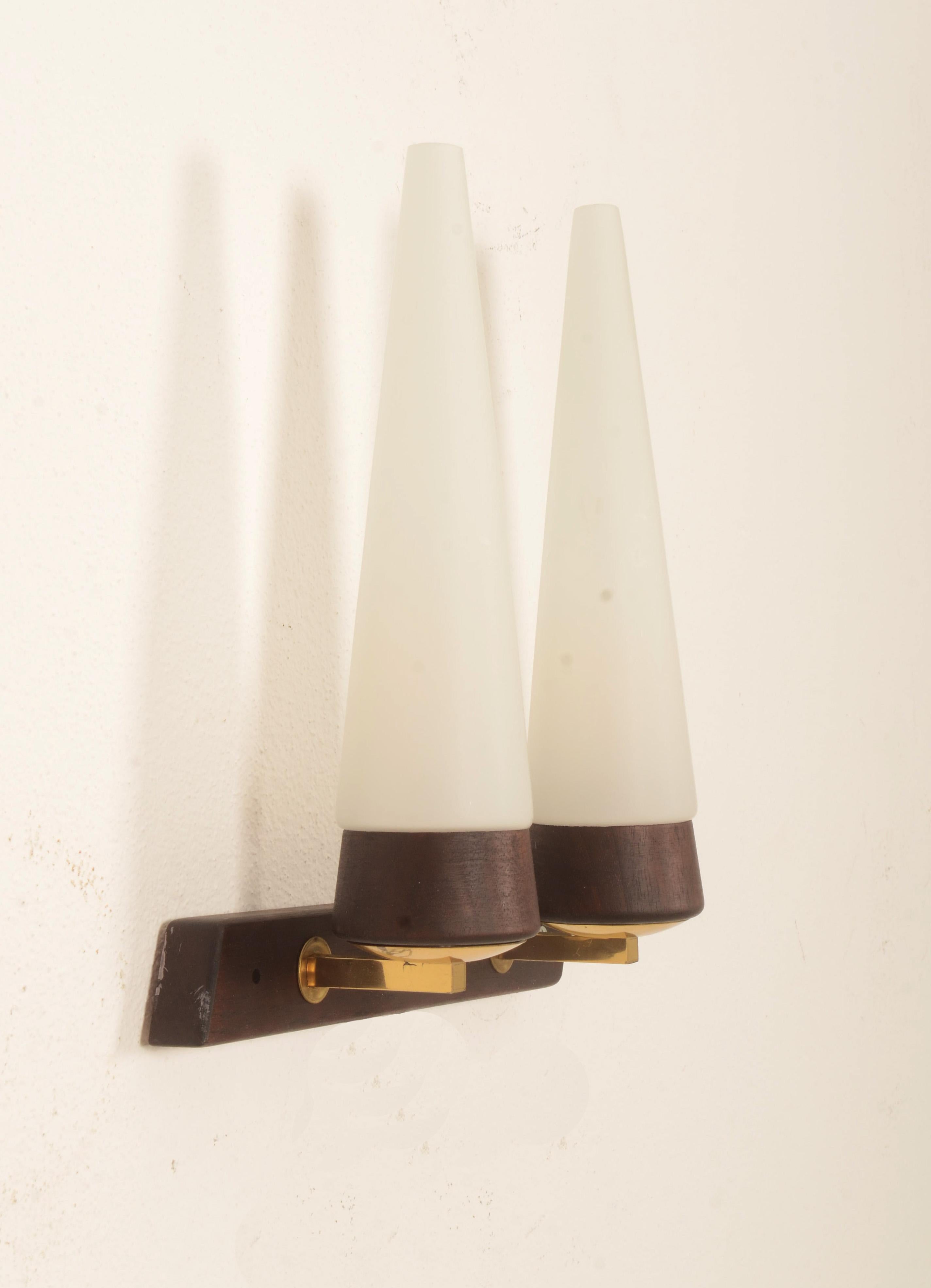 Lámpara de pared Nogal y cristal opalino de Rupert Nikoll en Bueno estado para la venta en Vienna, AT