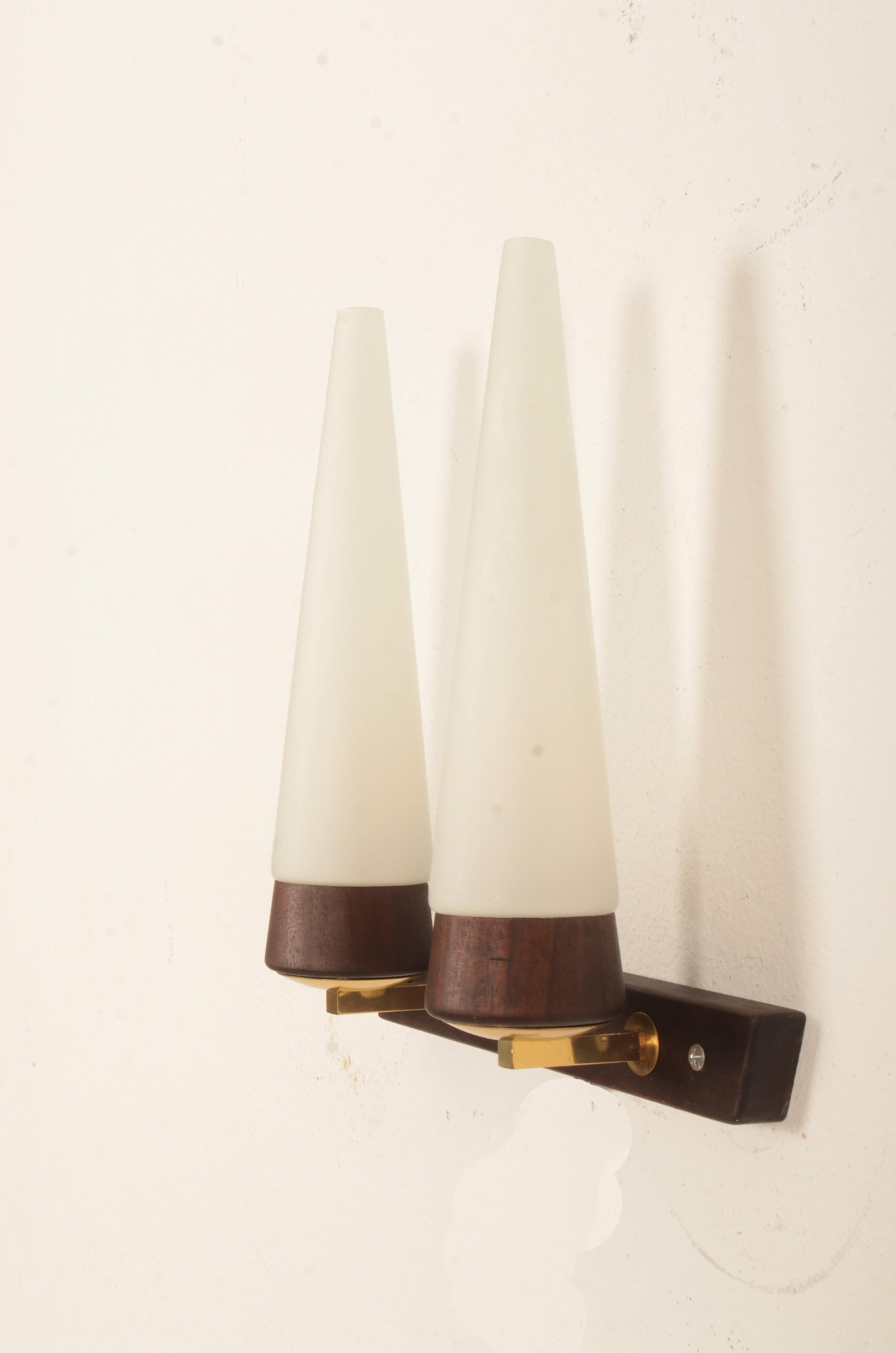 Lámpara de pared Nogal y cristal opalino de Rupert Nikoll mediados del siglo XX en venta