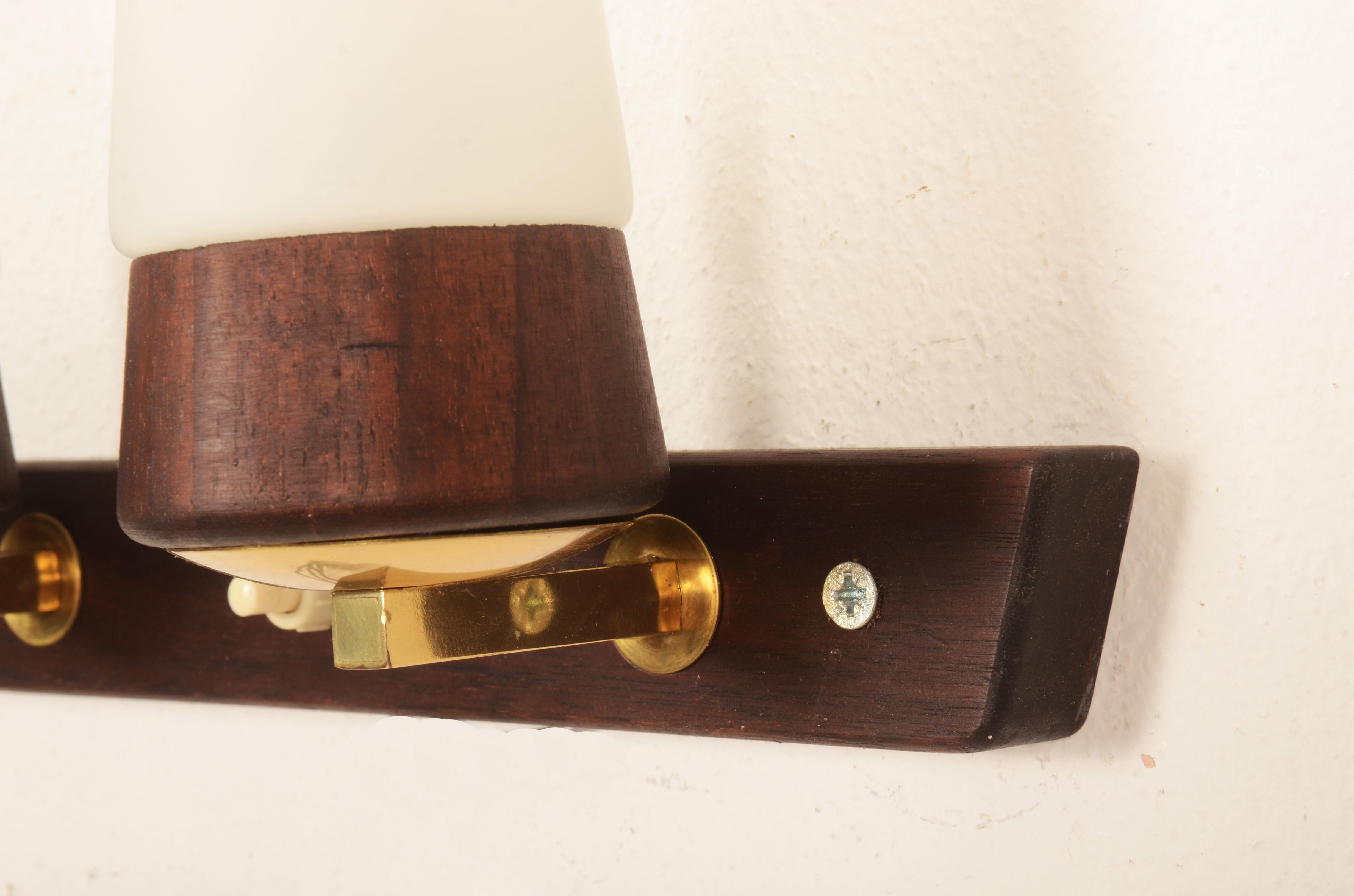 Lámpara de pared Nogal y cristal opalino de Rupert Nikoll Vidrio en venta
