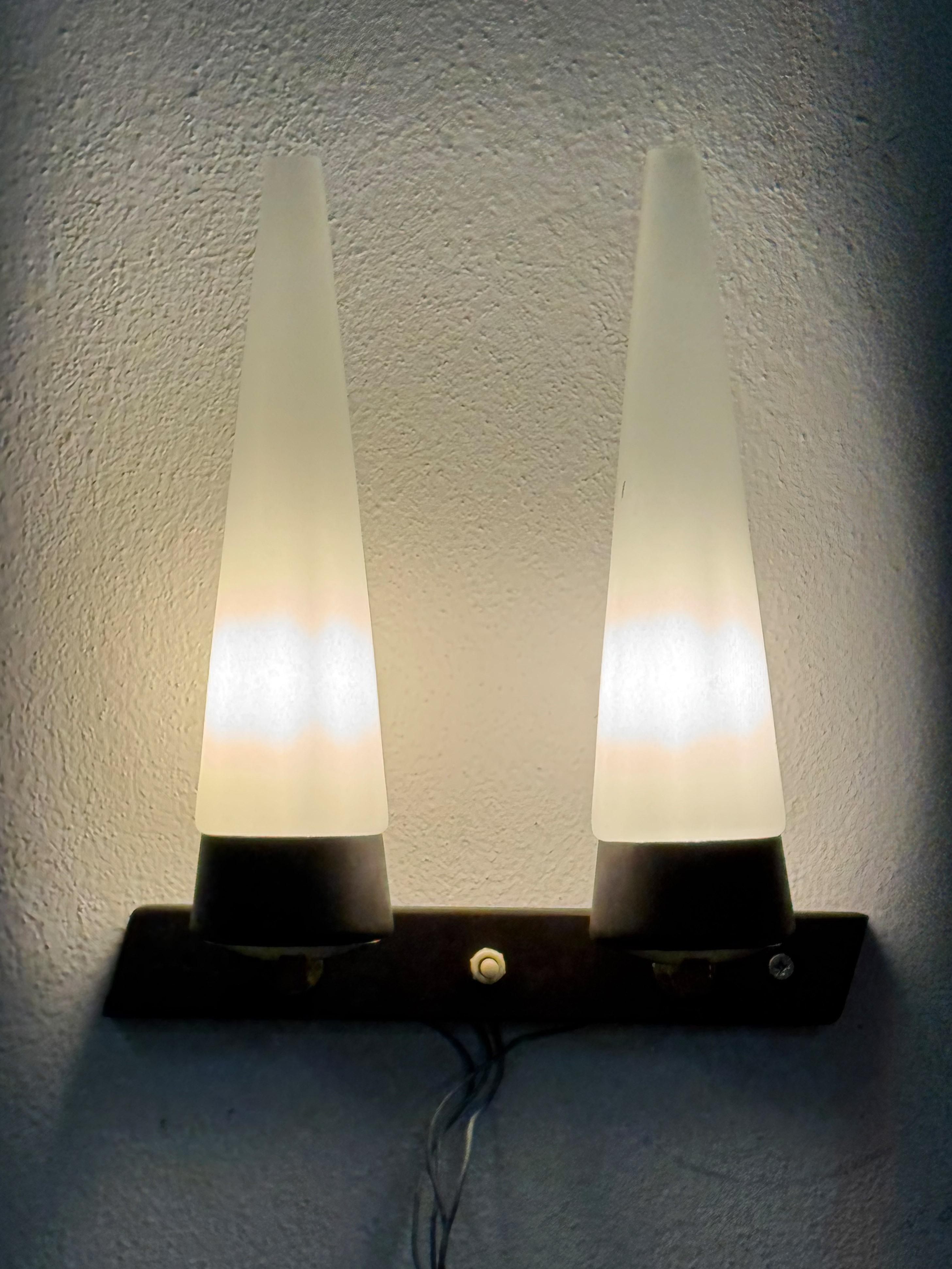 Lámpara de pared Nogal y cristal opalino de Rupert Nikoll en venta 2