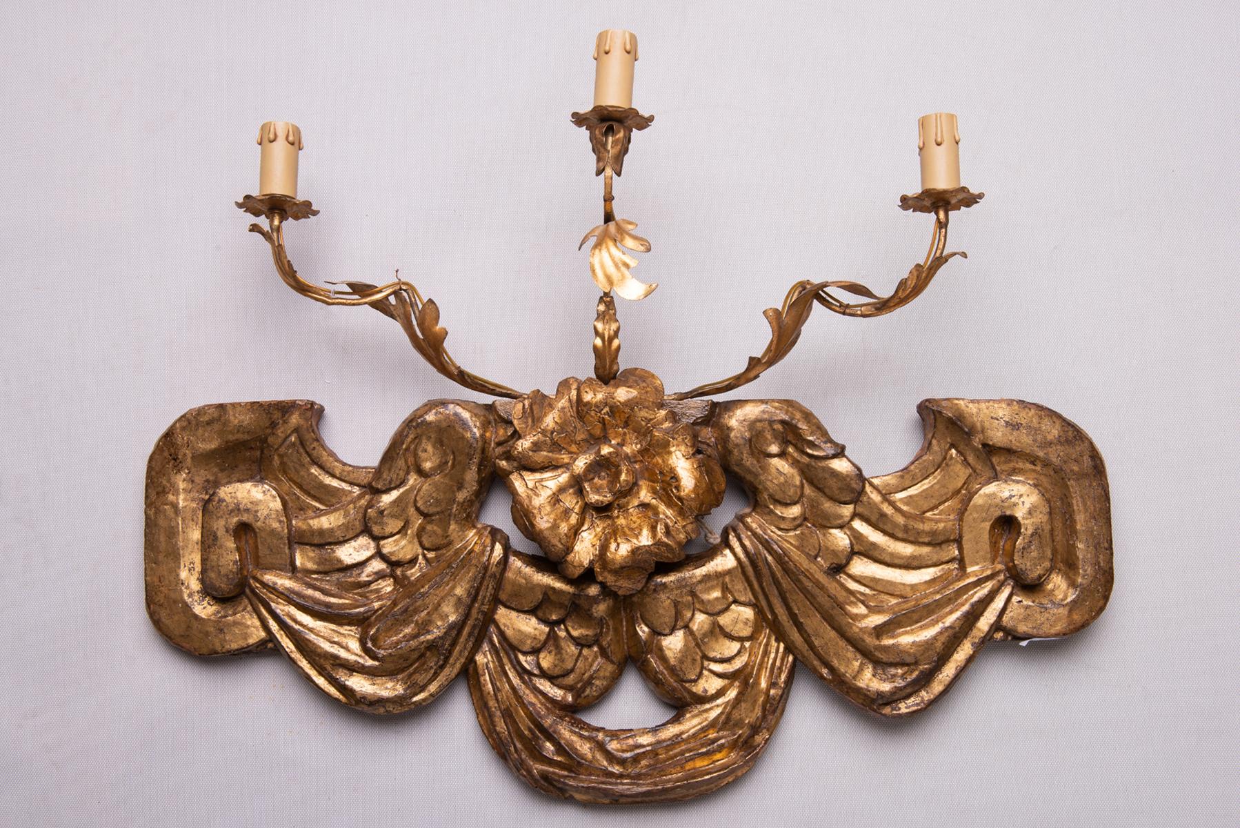 O/6993 -  Wall lamp with antique frieze in gilded wood. Fan with dried flowers on papier-maché and on parchment - 3 bulbs.
On the wall it is a real illuminated sculpture ! The fan measures: width cm. 86,5 x height.35 x depth 27,5 cm.
There are only