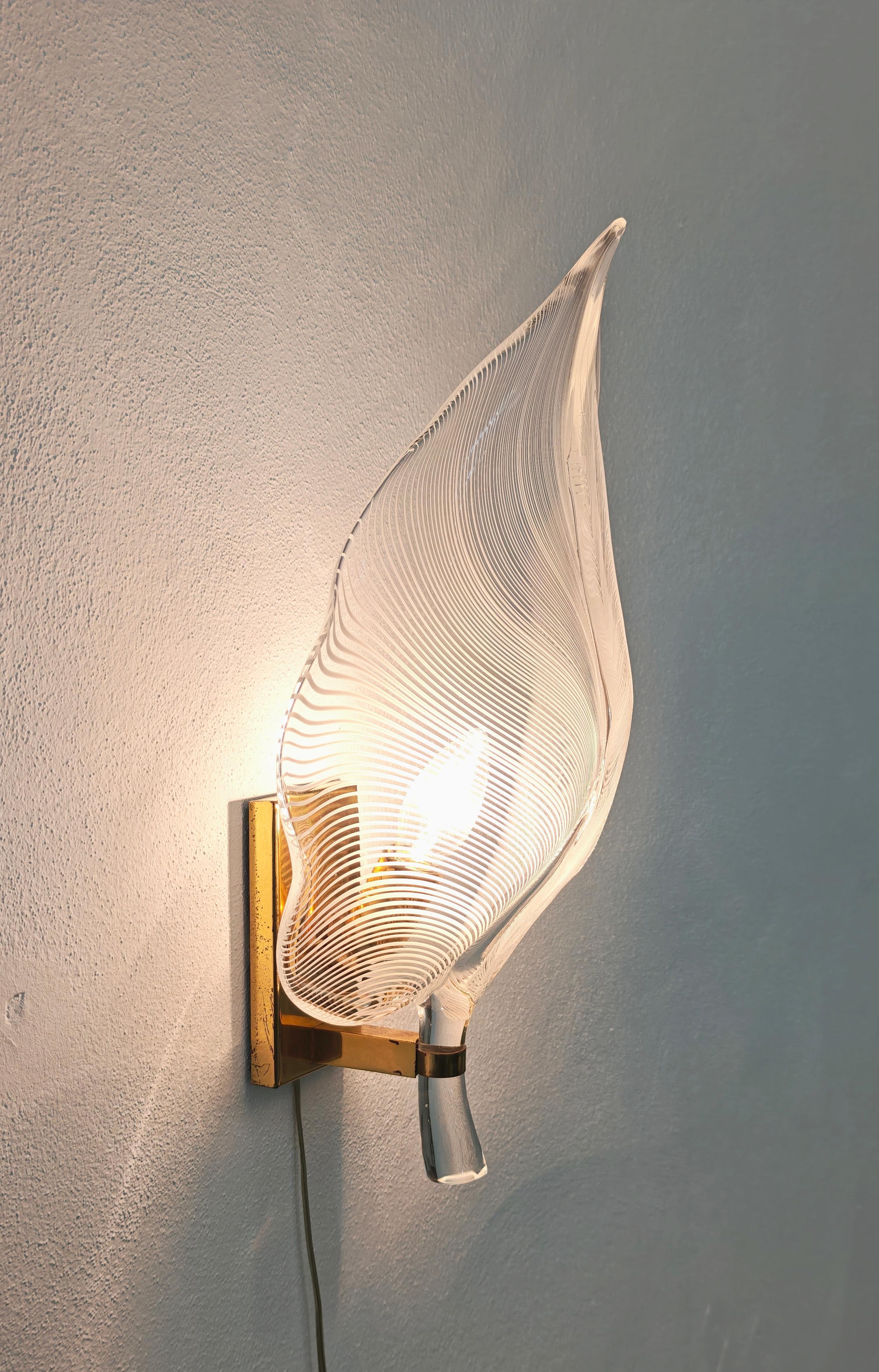 Italiano Wall lamp with brass frame and half-filigree blown glass leaf Franco Luce 70s in vendita