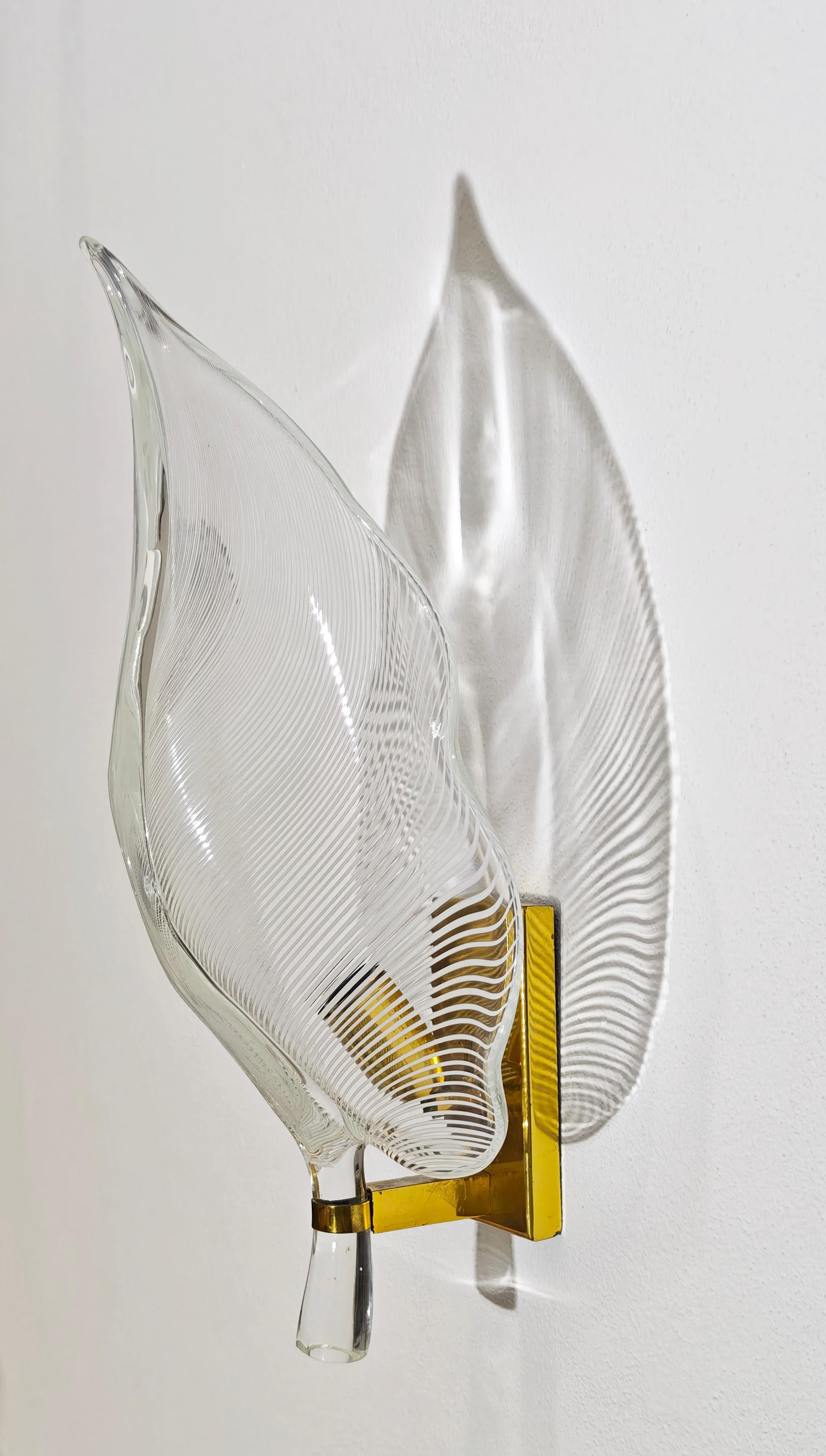 Wall lamp with brass frame and half-filigree blown glass leaf Franco Luce 70s In condizioni buone in vendita a Palermo, IT