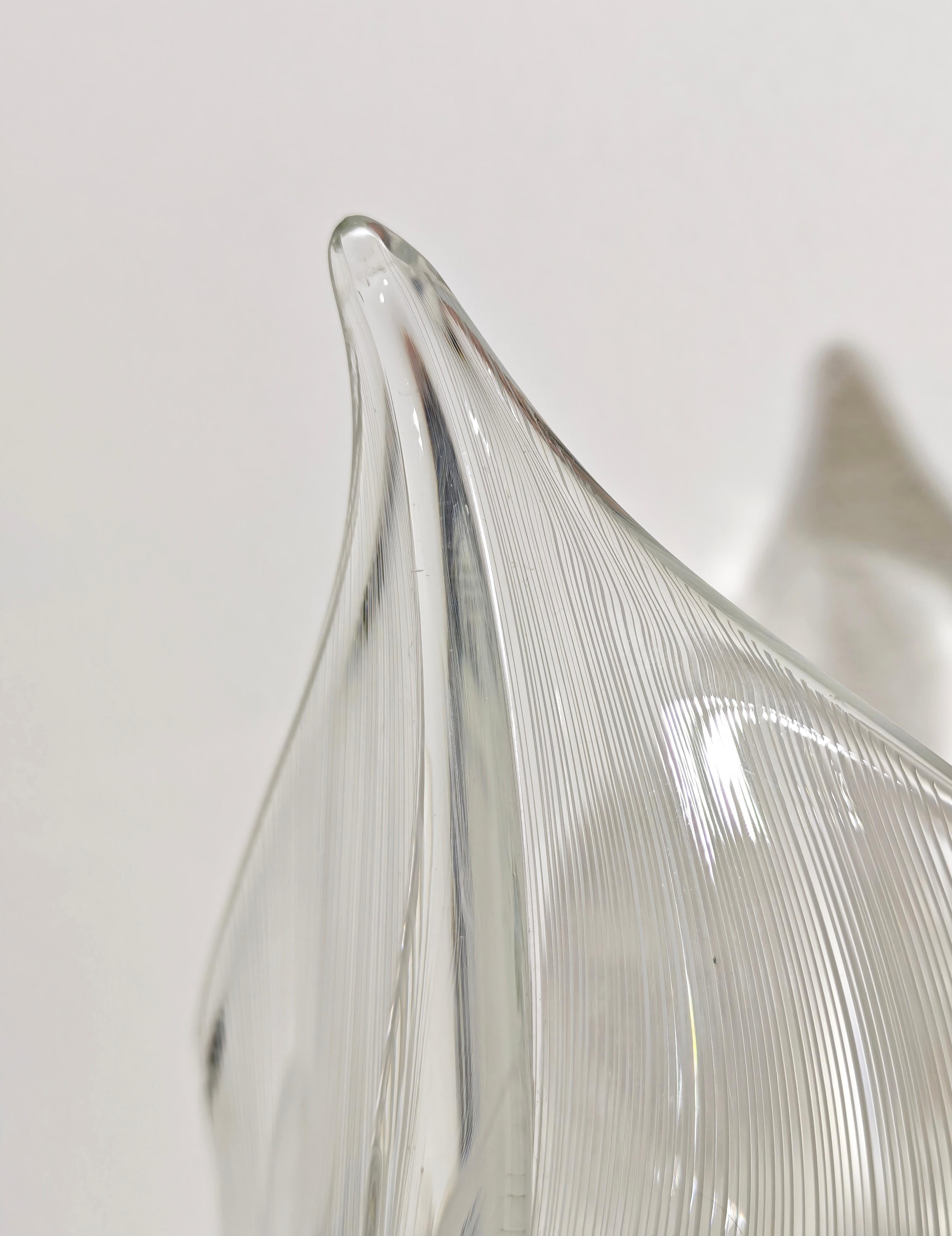 Fine XX secolo Wall lamp with brass frame and half-filigree blown glass leaf Franco Luce 70s in vendita