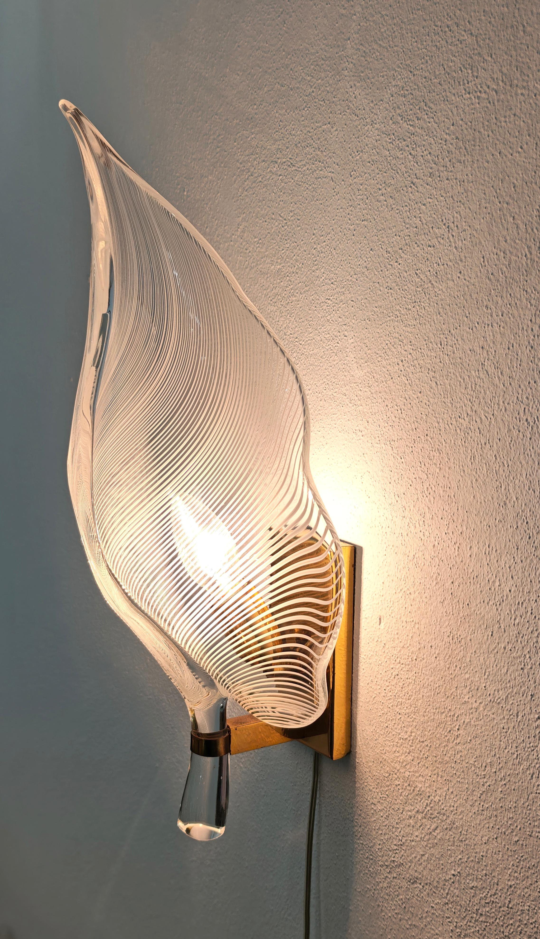 Ottone Wall lamp with brass frame and half-filigree blown glass leaf Franco Luce 70s in vendita
