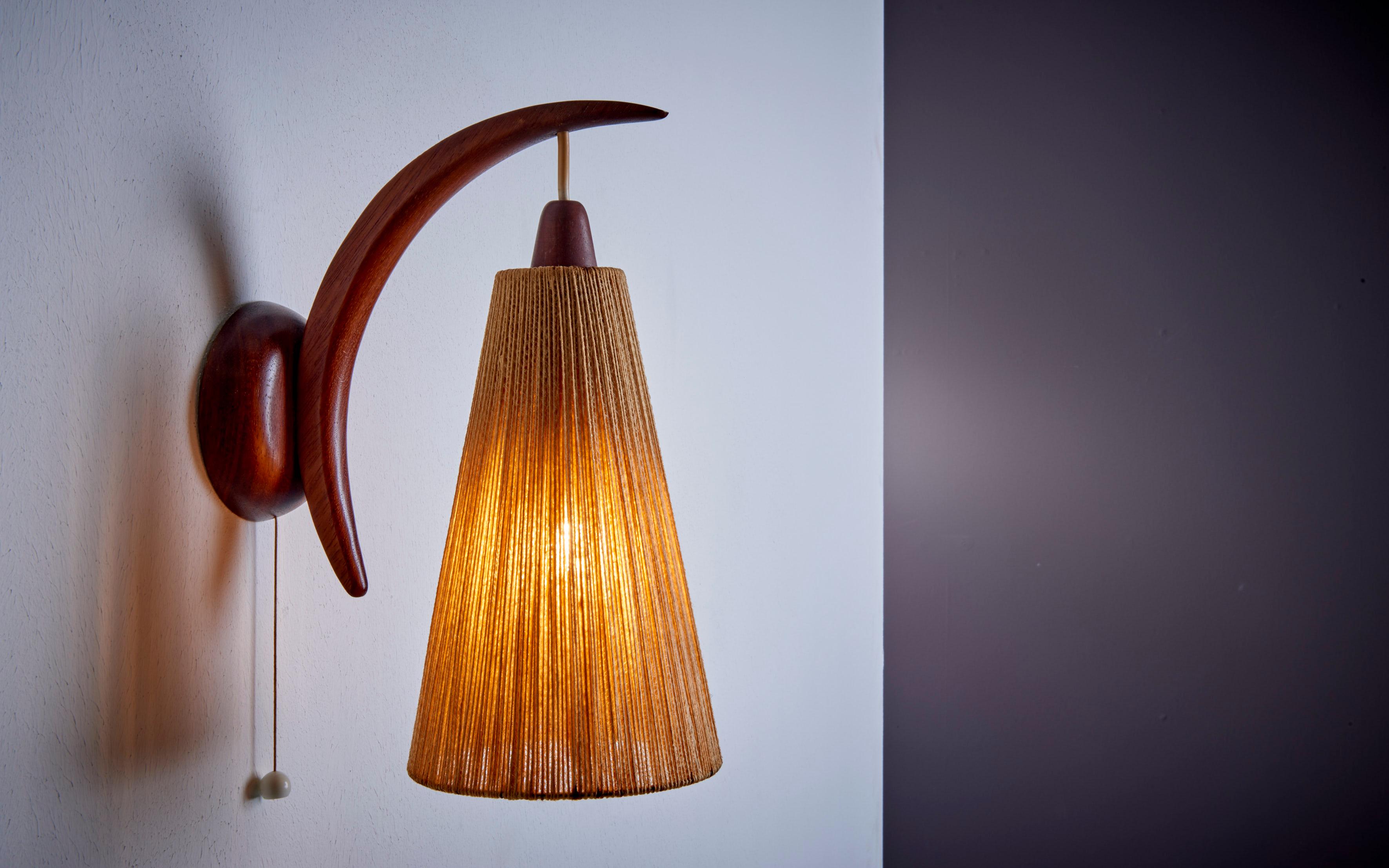 Wall lamp in teak with cord shade by E.R. Nele for Temde, Switzerland, 1960s
1 x E14 bulb
Please note: Lamp should be fitted professionally in accordance to local requirements.