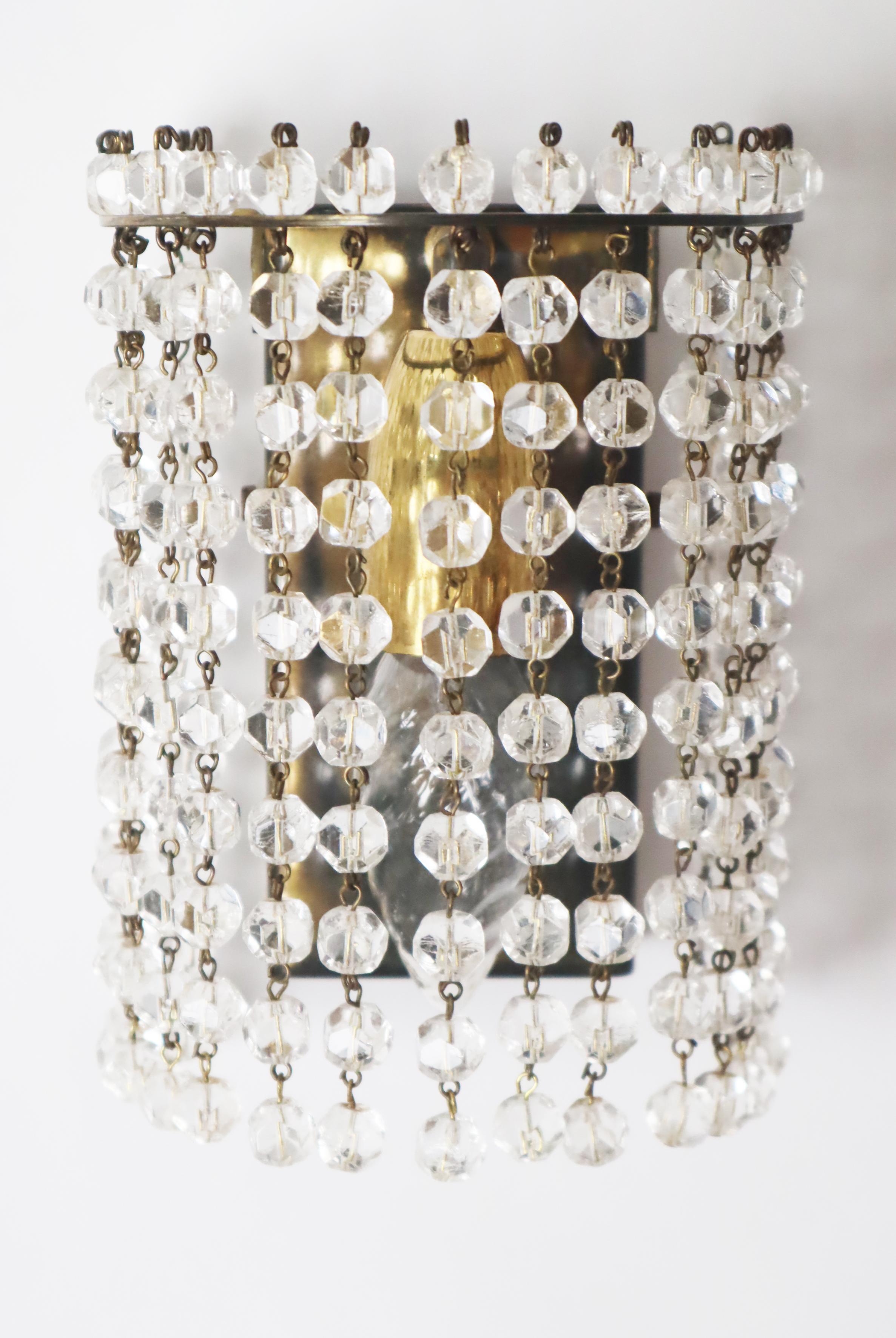 Hollywood Regency Lampe murale avec perles de cristal et laiton par Bakalowits, Autriche, années 1960 en vente