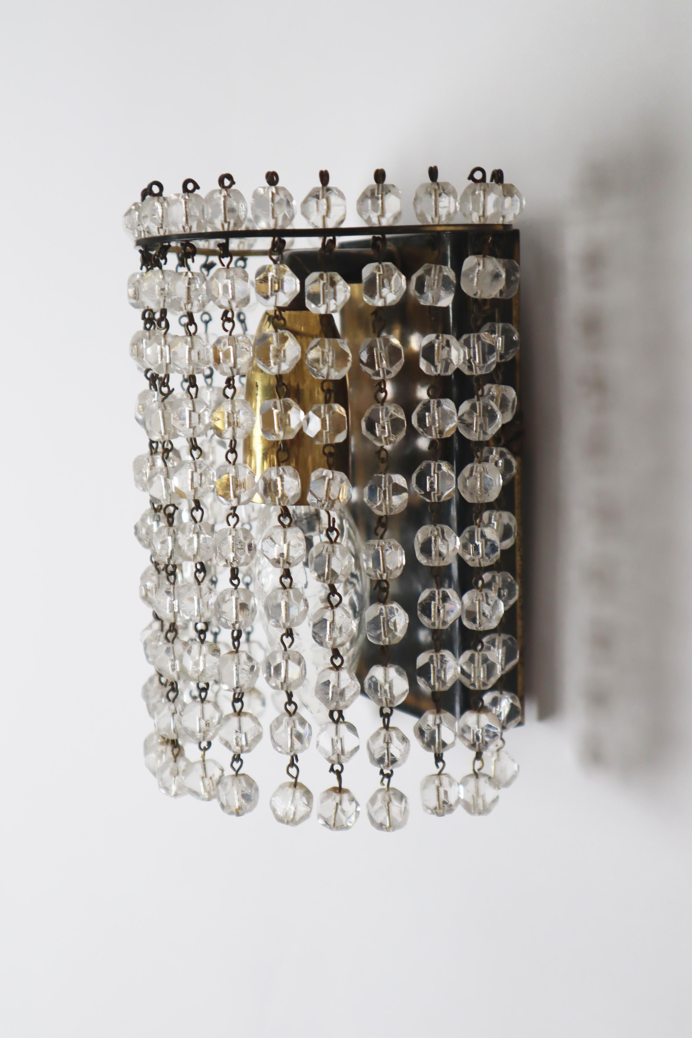 Milieu du XXe siècle Lampe murale avec perles de cristal et laiton par Bakalowits, Autriche, années 1960 en vente