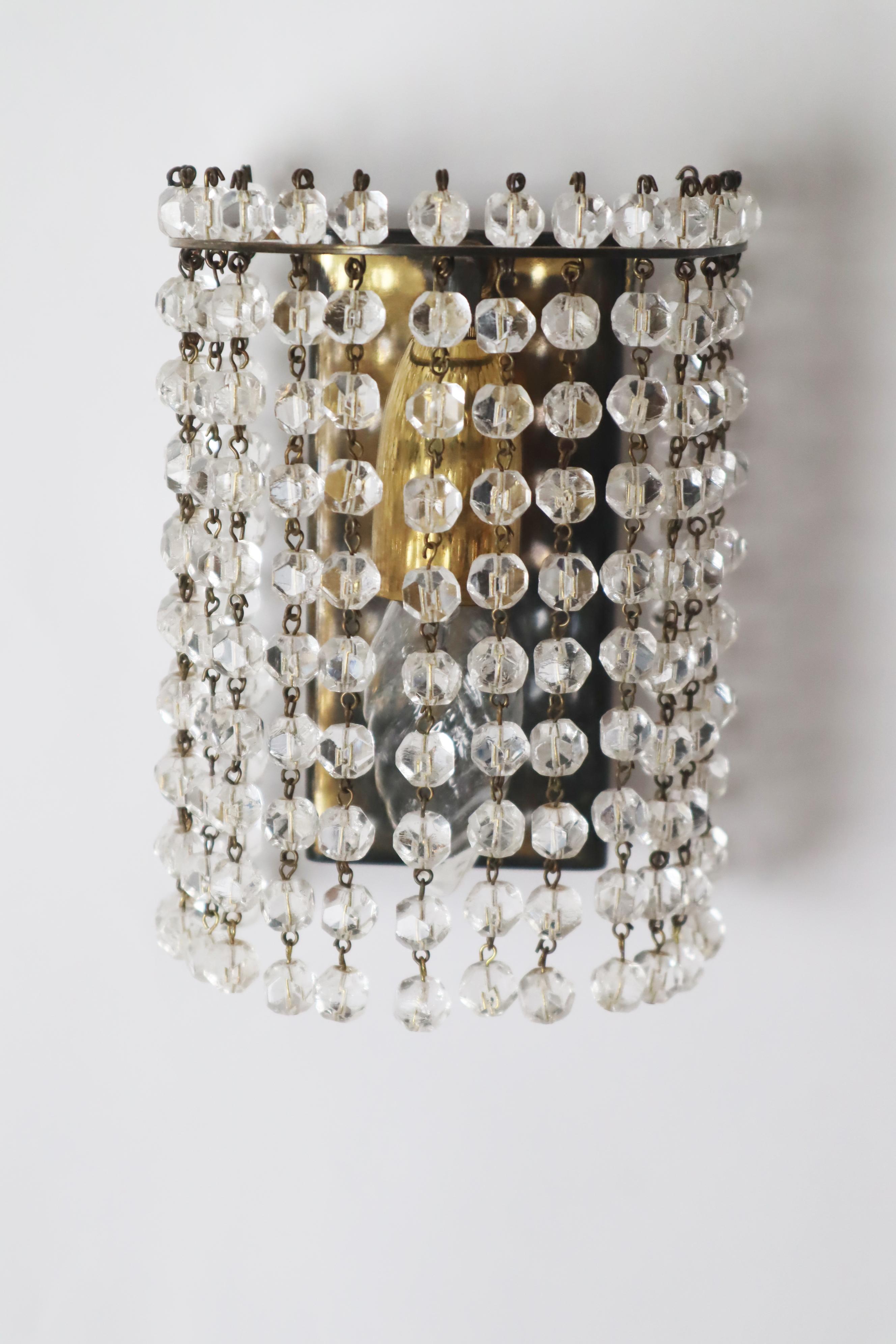 Laiton Lampe murale avec perles de cristal et laiton par Bakalowits, Autriche, années 1960 en vente