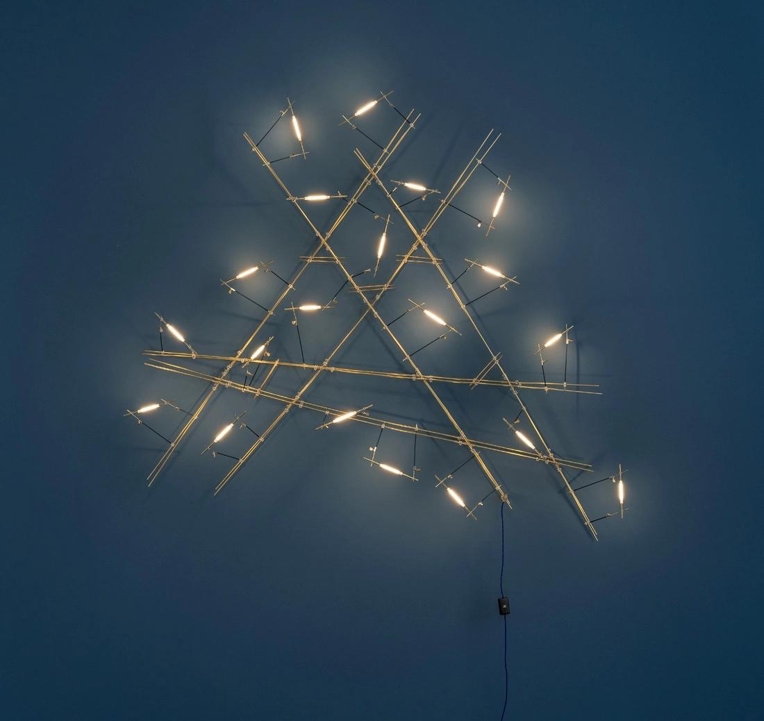 La lampada da parete Pòta!, disegnata da Enzo Catellani, traduce la poetica leggerezza della serie Pòta! in una composizione scultorea da parete. La luce diventa il principio generatore attorno al quale si sviluppano strutture snelle e ariose, che