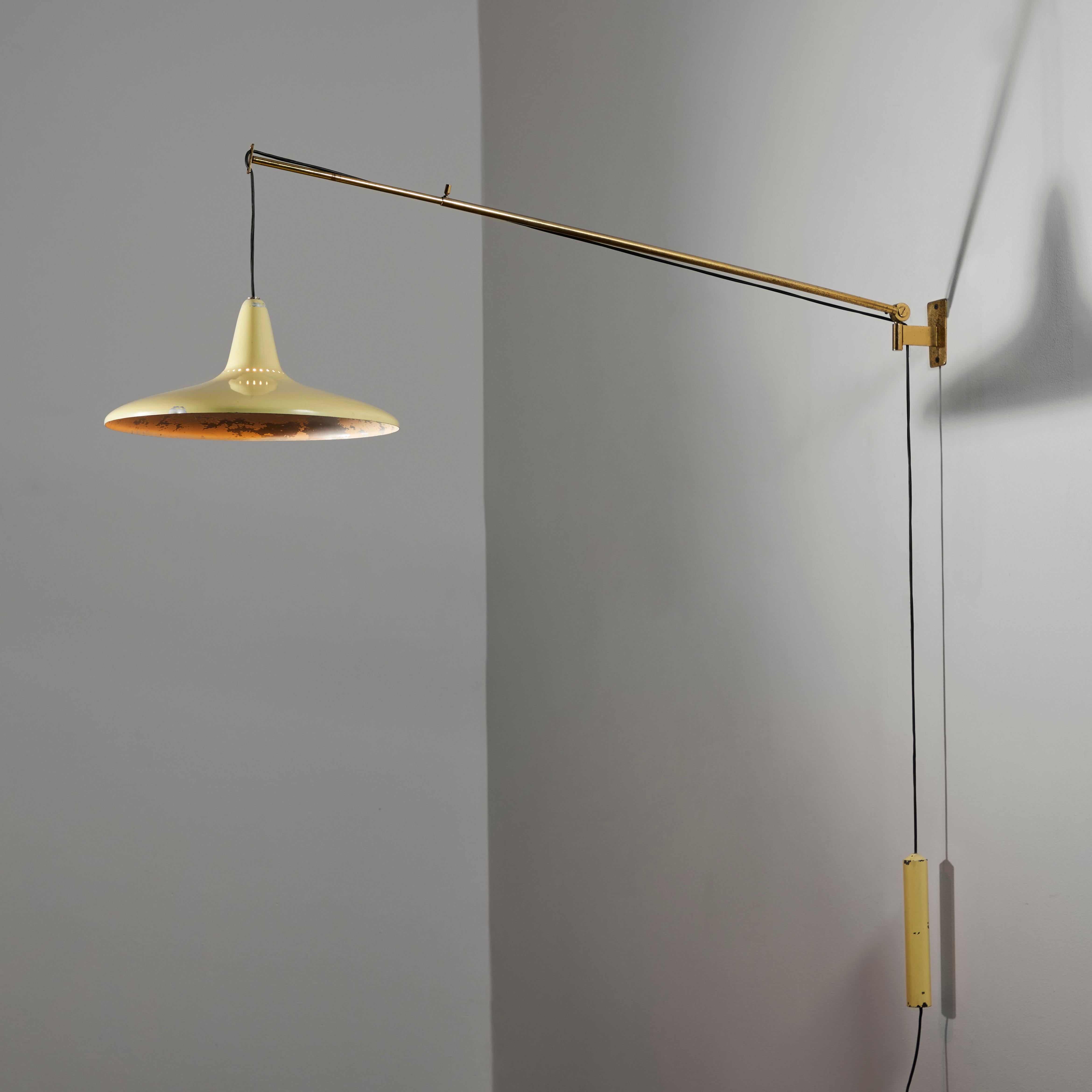 Wall lamp with pulley by Stilnovo. Manufactured in Italy, circa 1950's. Enameled metal, brass. Wired for U.S. standards. Recommend Lamping: 120v 1 Qty E27 Socket 60w Frosted Bulb. Lightbulbs not included.