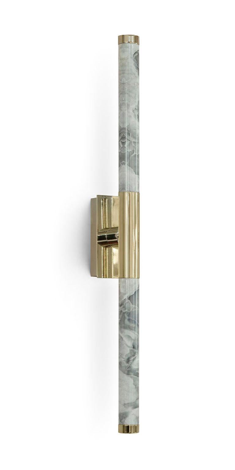 La Lámpara de pie Katana, de la exclusiva colección Katana, combina la tecnología Vetrite con un diseño minimalista. Con un marco metálico de bello acabado, esta luminaria incorpora un difusor tubular Vetrite opalescente, iluminado internamente por