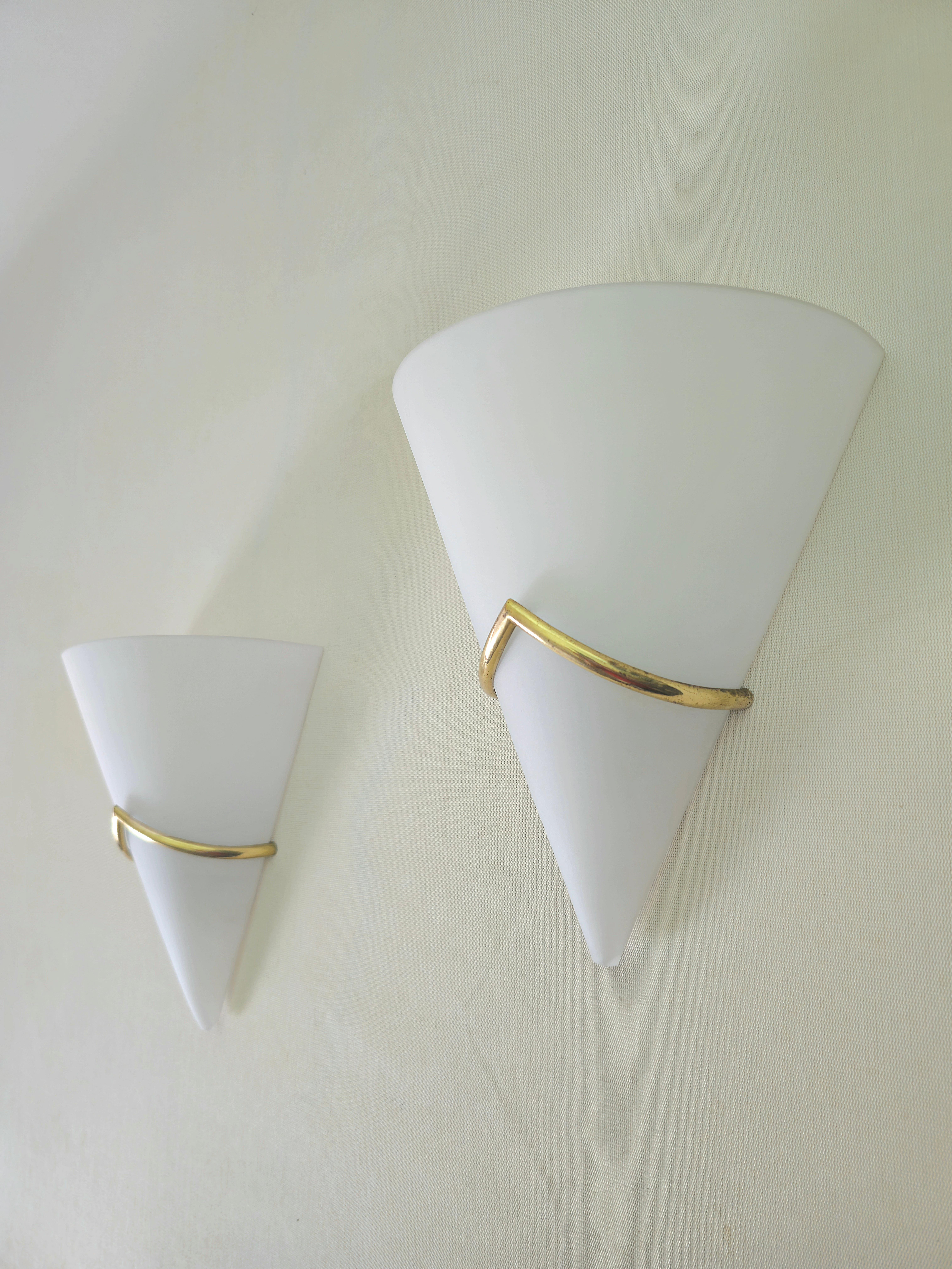 Elegantes Paar einflammiger Wandleuchten, Messingstruktur mit konischem, sandgestrahltem und gebogenem Opalglasdiffusor. Max Ingrand zugeschriebene Produktion Fontana Arte. Bitte sehen Sie sich das Video und die Fotos sorgfältig an, vielen