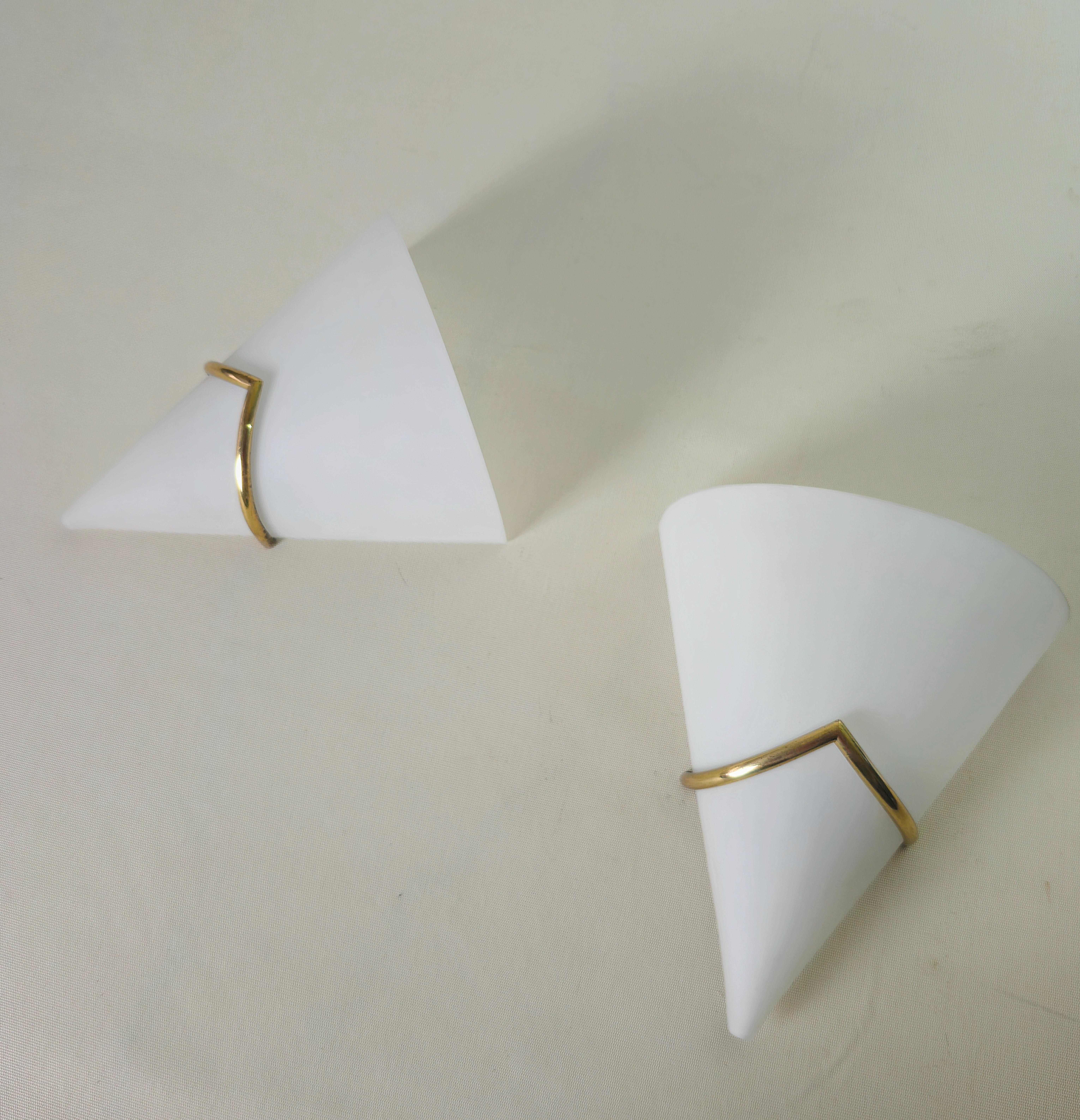 Wall Lamps Brass Opaline Glass Mid Century Italian 1950s Set of 2 Fontana Arte (Moderne der Mitte des Jahrhunderts) im Angebot