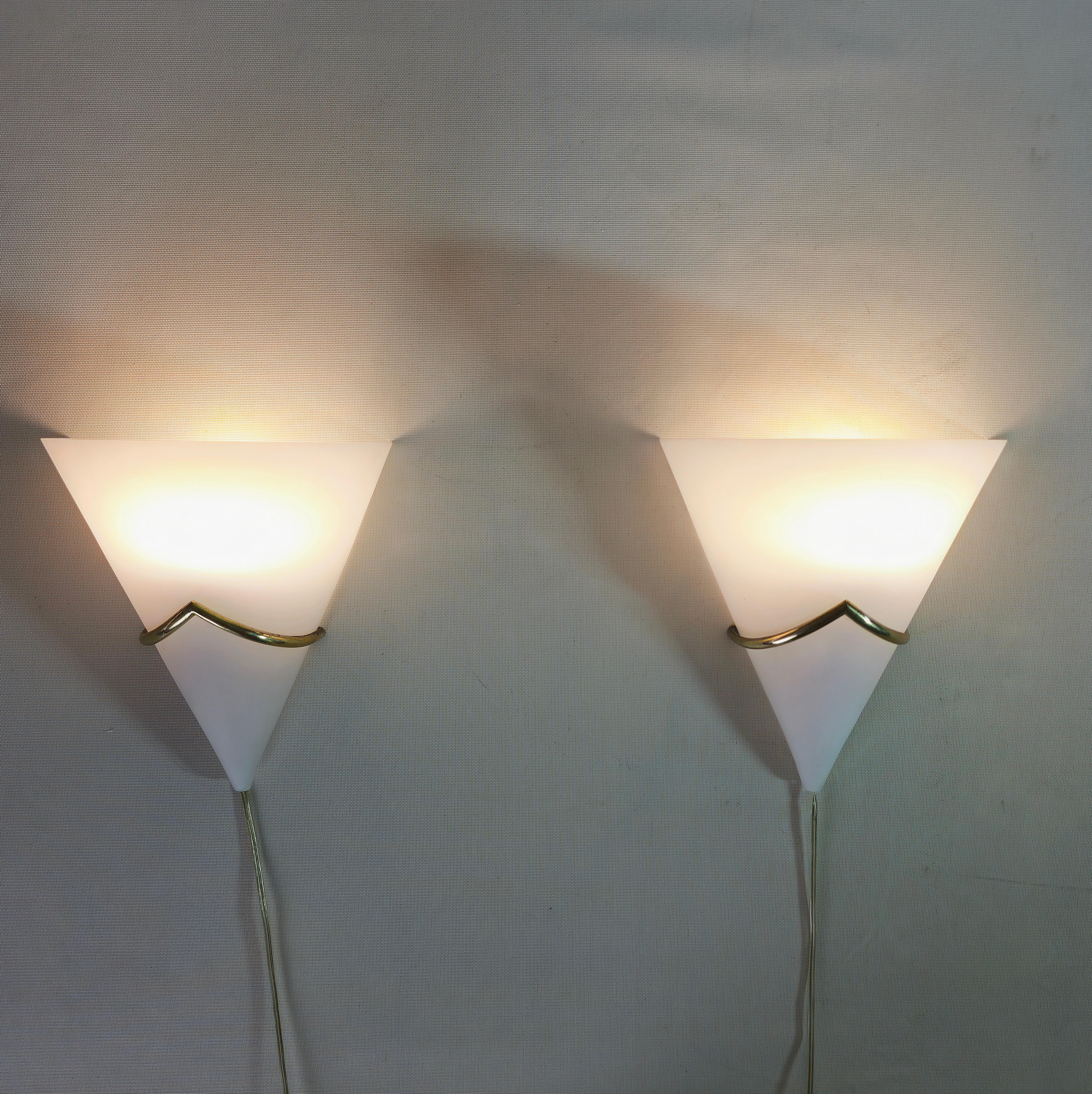 Wall Lamps Brass Opaline Glass Mid Century Italian 1950s Set of 2 Fontana Arte (Italienisch) im Angebot