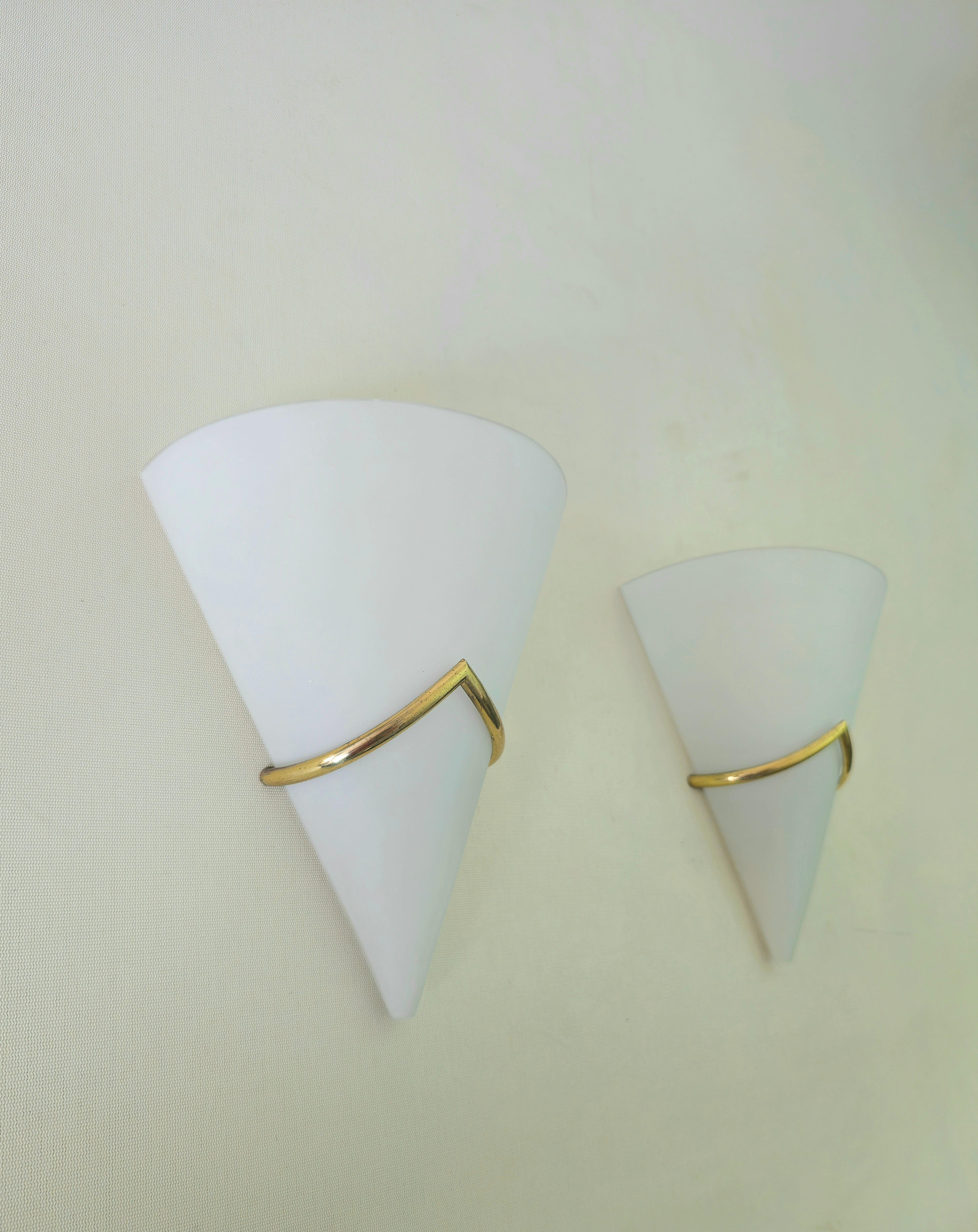 Wall Lamps Brass Opaline Glass Mid Century Italian 1950s Set of 2 Fontana Arte im Zustand „Gut“ im Angebot in Palermo, IT