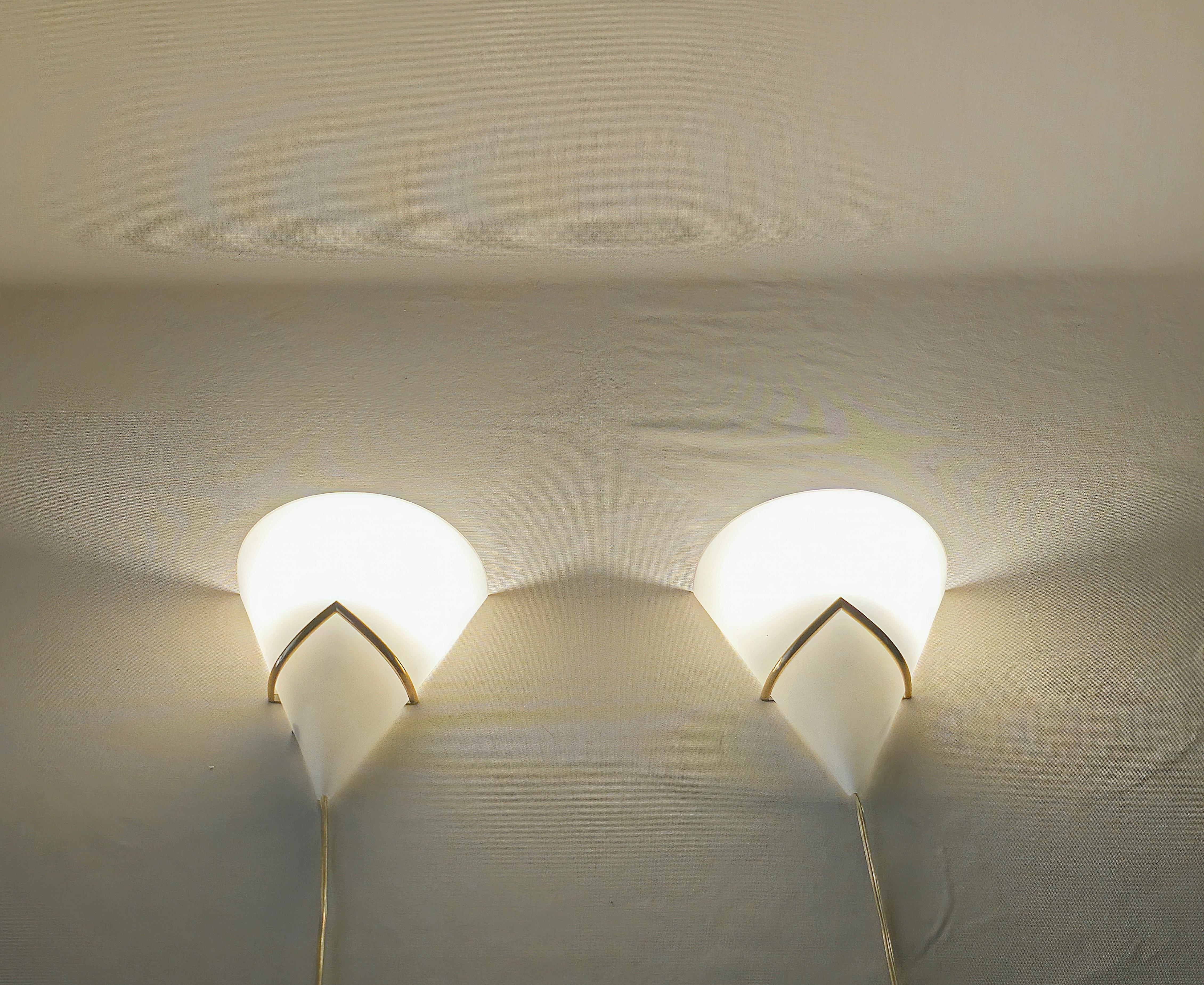 Wall Lamps Brass Opaline Glass Mid Century Italian 1950s Set of 2 Fontana Arte (20. Jahrhundert) im Angebot
