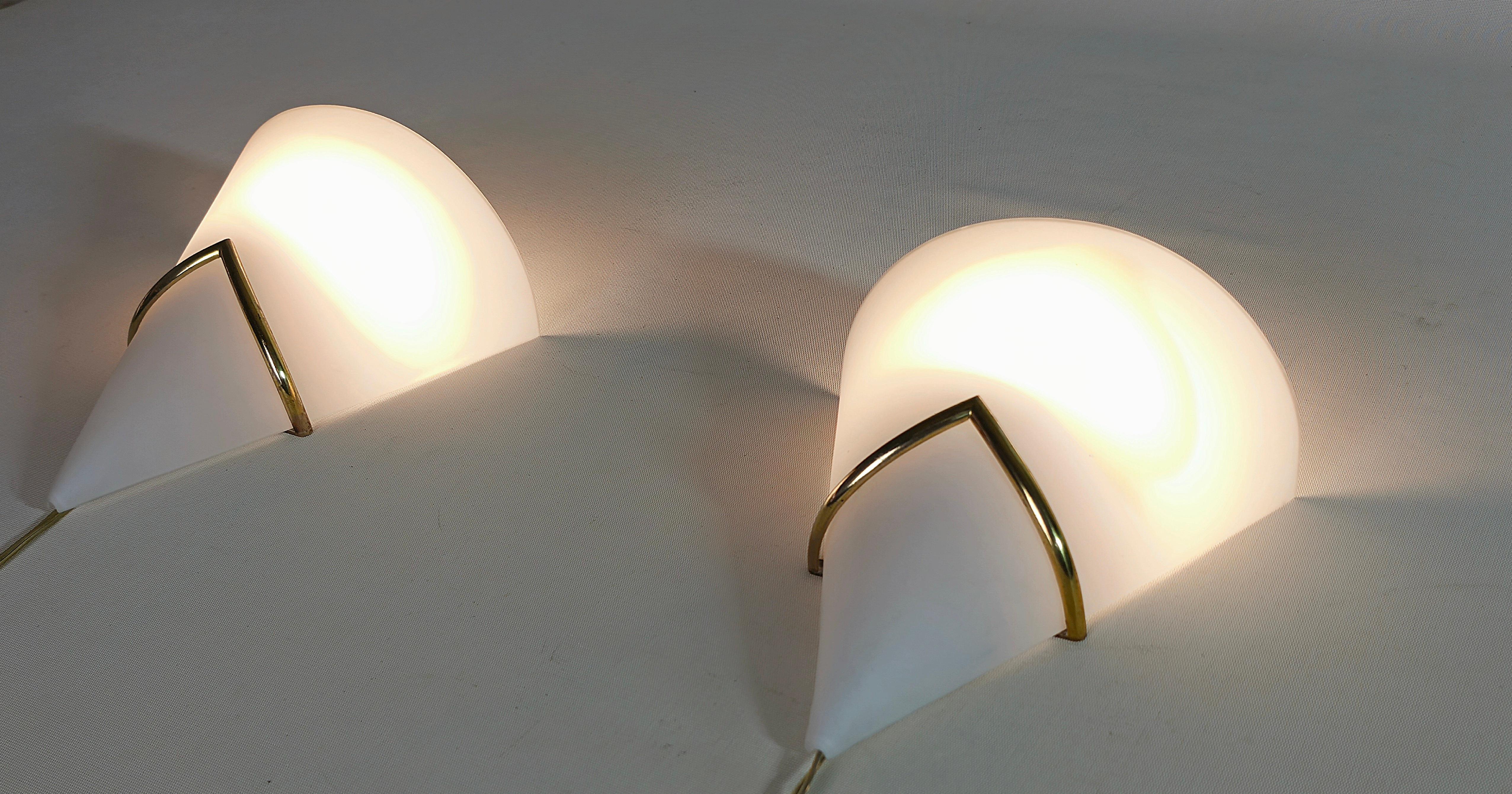 Wall Lamps Brass Opaline Glass Mid Century Italian 1950s Set of 2 Fontana Arte (Messing) im Angebot
