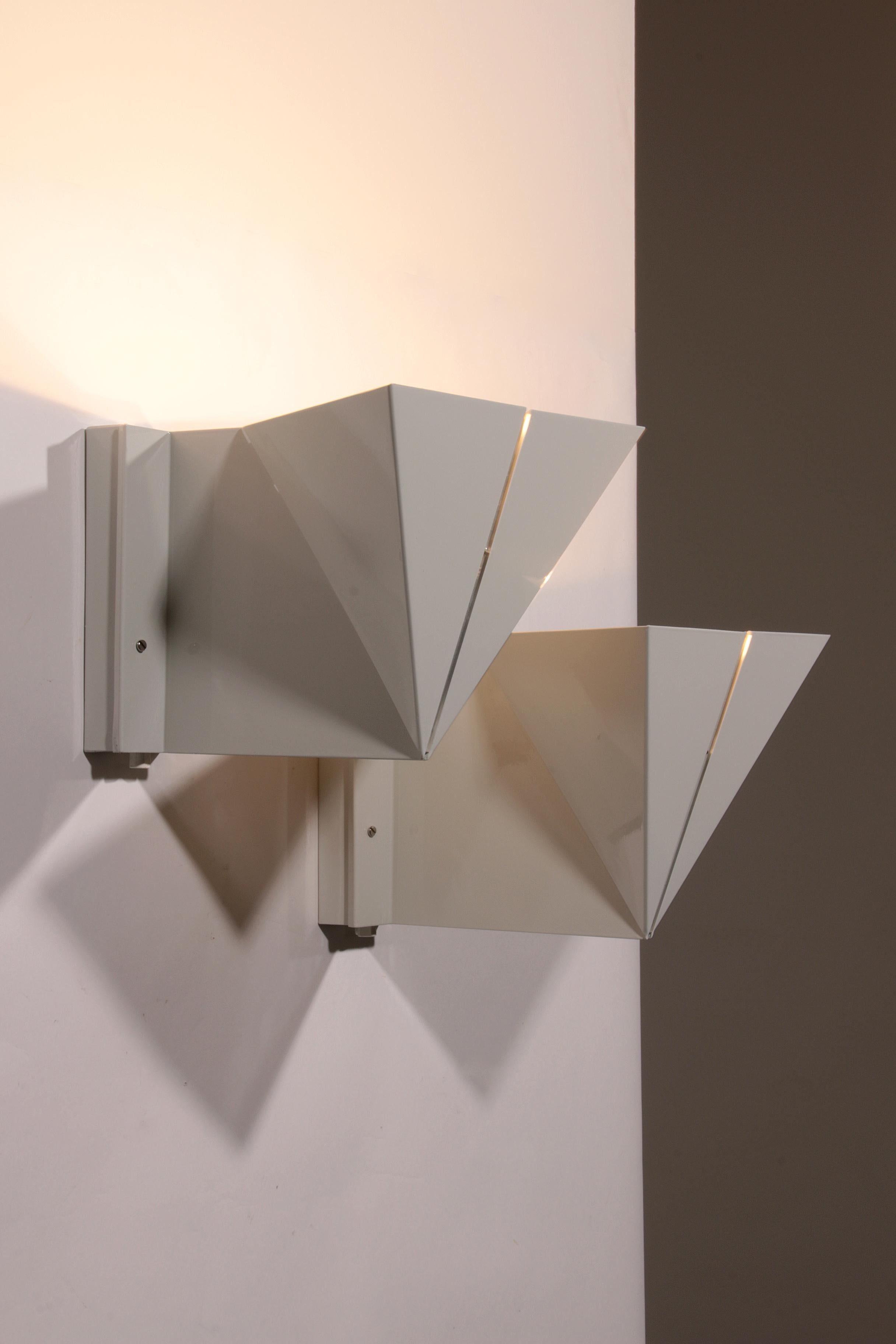 Dans les années 1970, le designer néerlandais Mart van Schijndel a imaginé une applique murale minimaliste alliant forme et fonction. Le Shofloat, produit par Martech, est devenu un symbole d'élégance avec son design métallique épuré et sa douce