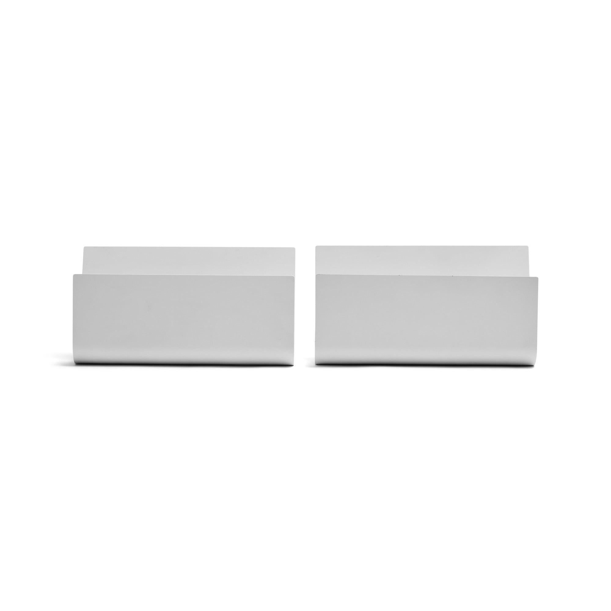 Un par de apliques minimalistas de metal blanco. Listado UL.