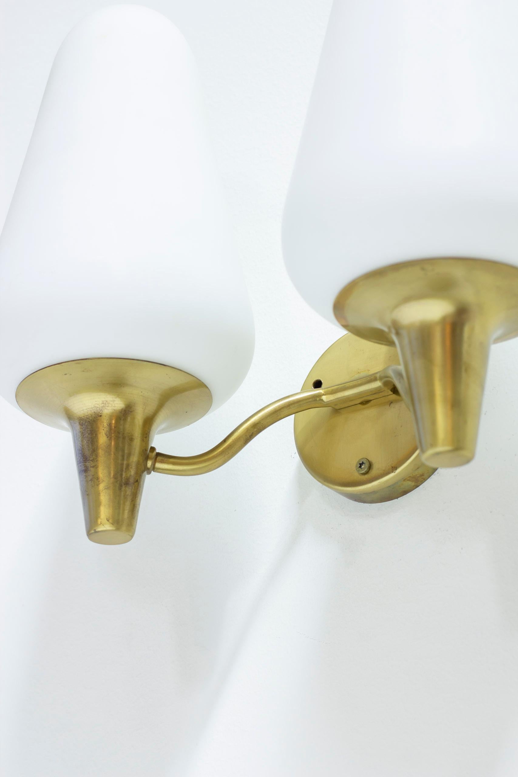 Wall Lamps in Brass and Glass by Harald Elof Notini, Böhlmarks , Sweden, 1940s For Sale 4