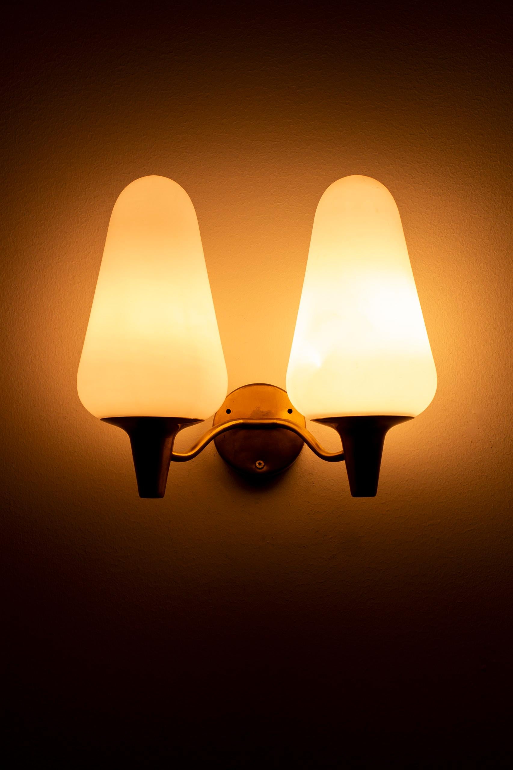 Swedish Wall Lamps in Brass and Glass by Harald Elof Notini, Böhlmarks , Sweden, 1940s For Sale