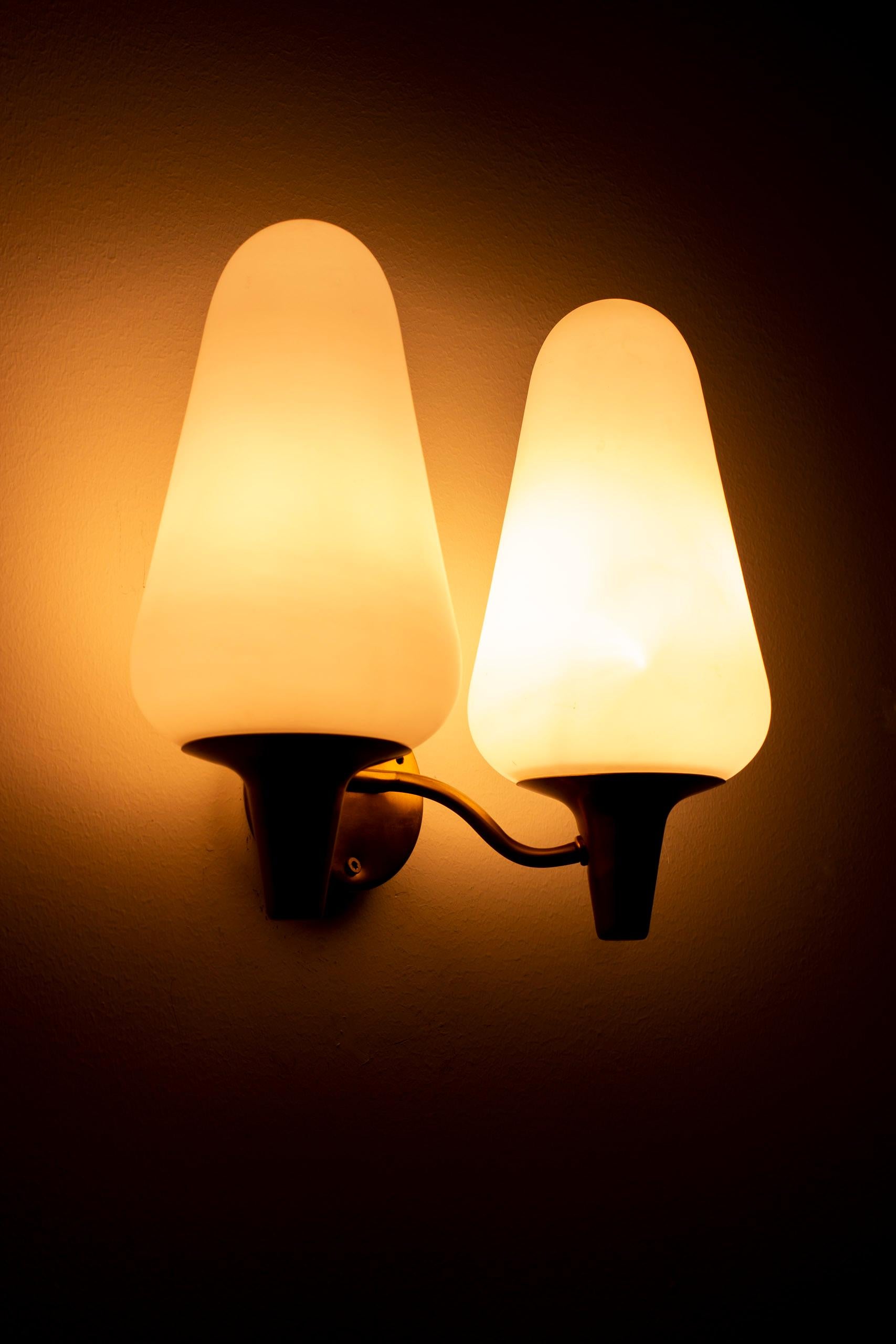 Wall Lamps in Brass and Glass by Harald Elof Notini, Böhlmarks , Sweden, 1940s In Good Condition For Sale In Hägersten, SE