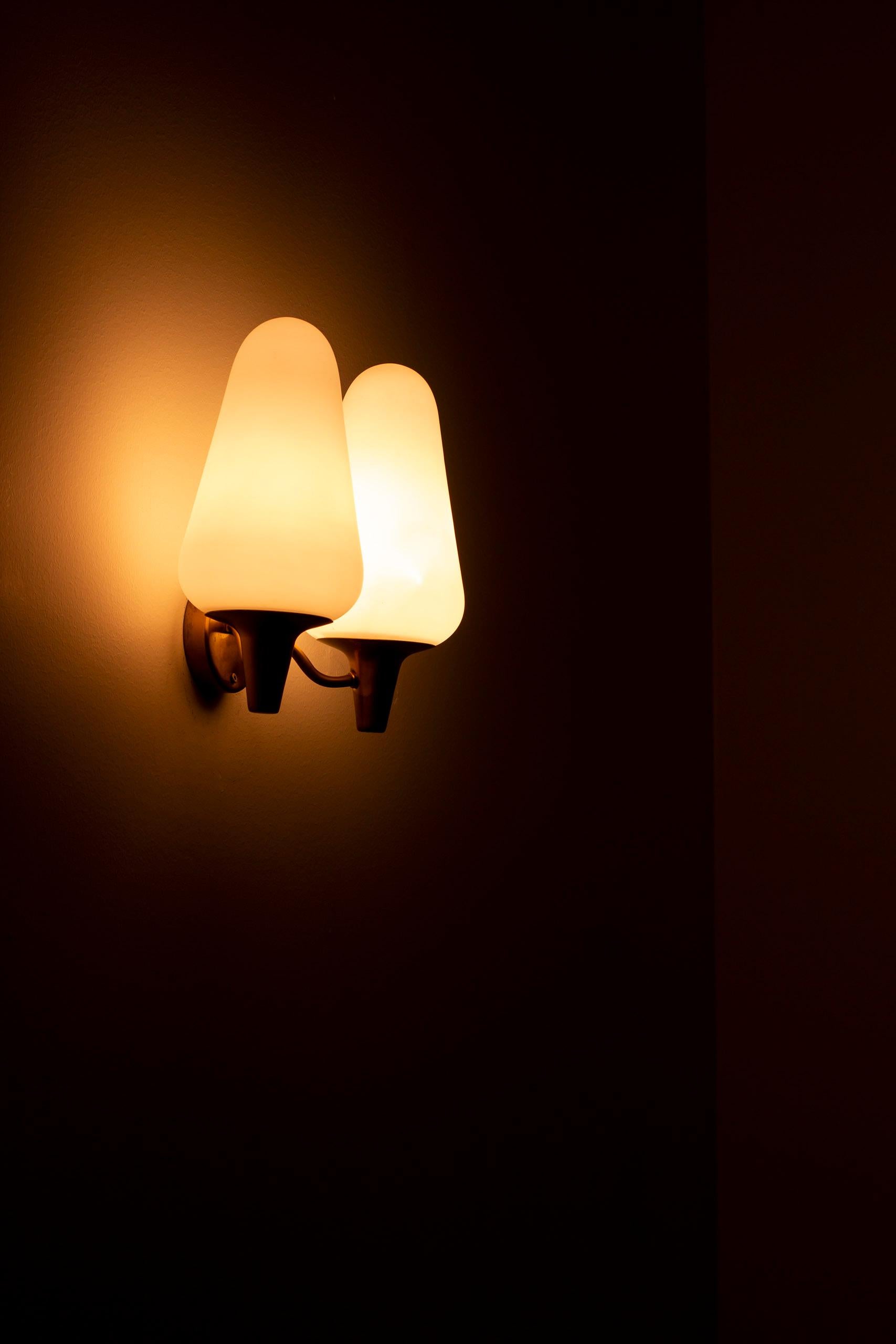 Mid-20th Century Wall Lamps in Brass and Glass by Harald Elof Notini, Böhlmarks , Sweden, 1940s For Sale