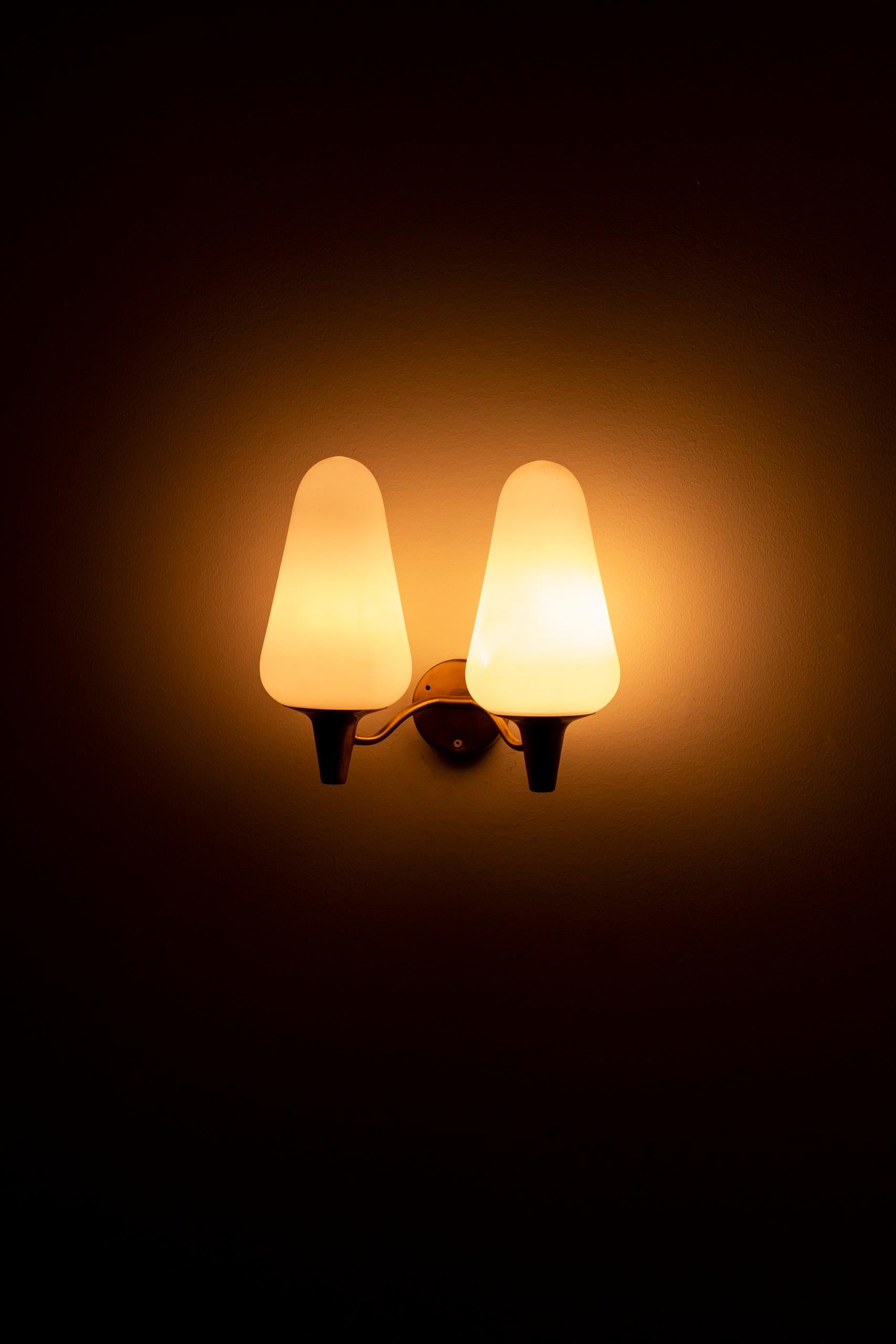 Wall Lamps in Brass and Glass by Harald Elof Notini, Böhlmarks , Sweden, 1940s For Sale 1