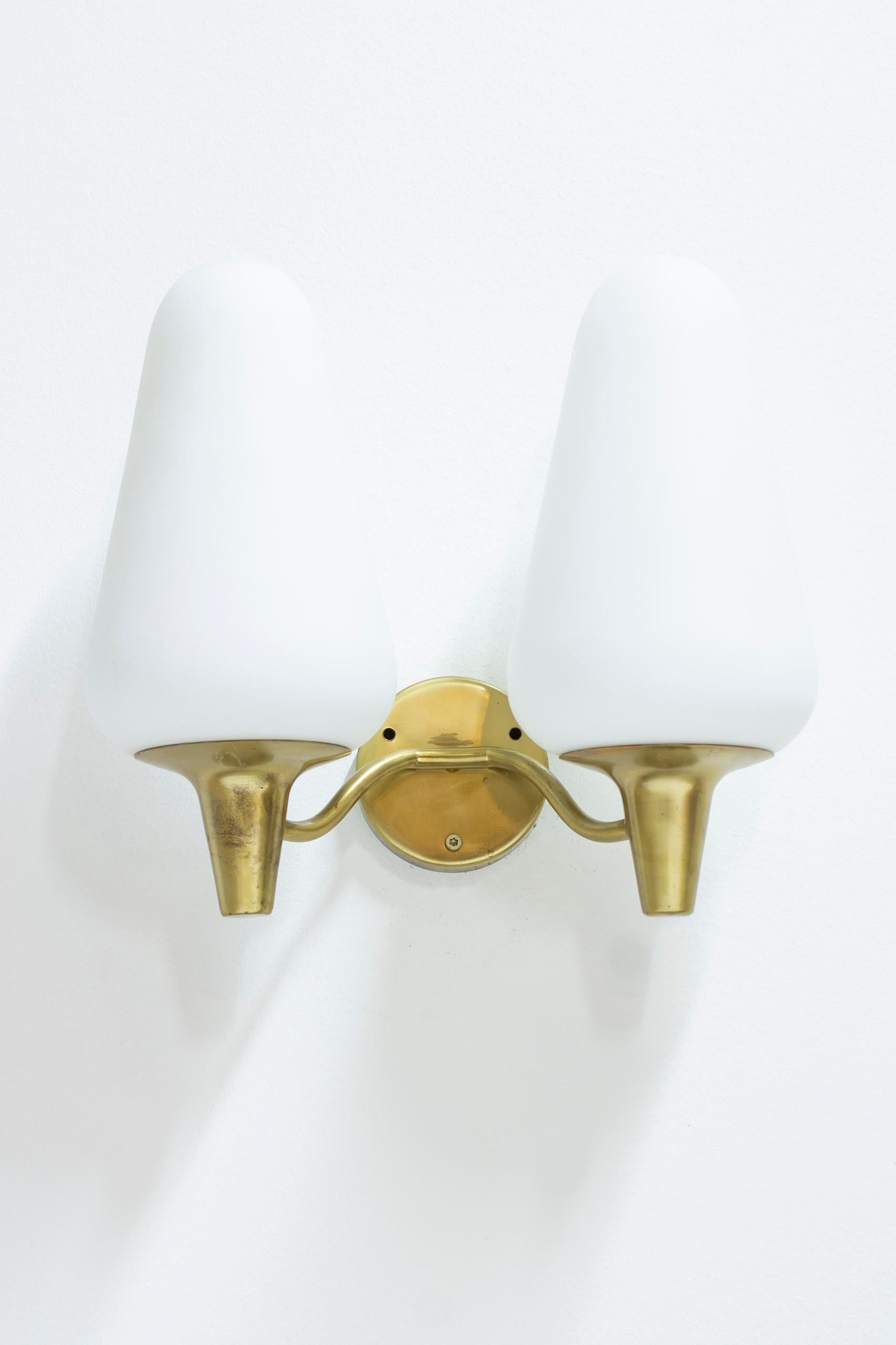 Wall Lamps in Brass and Glass by Harald Elof Notini, Böhlmarks , Sweden, 1940s For Sale 2