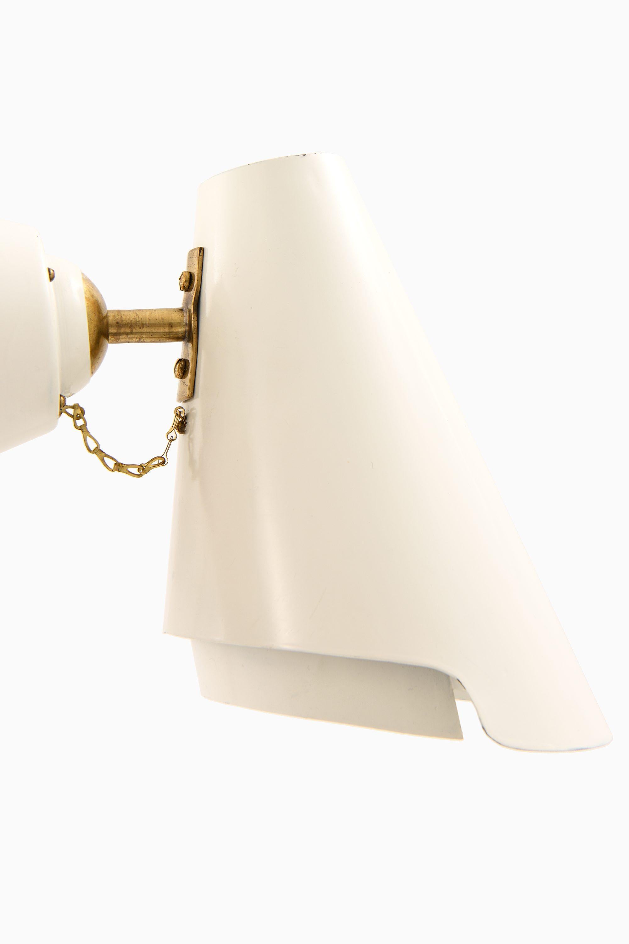 Mid-Century moderno Lampade da parete in ottone e metallo laccato bianco di Paavo Tynell, anni '50 in vendita