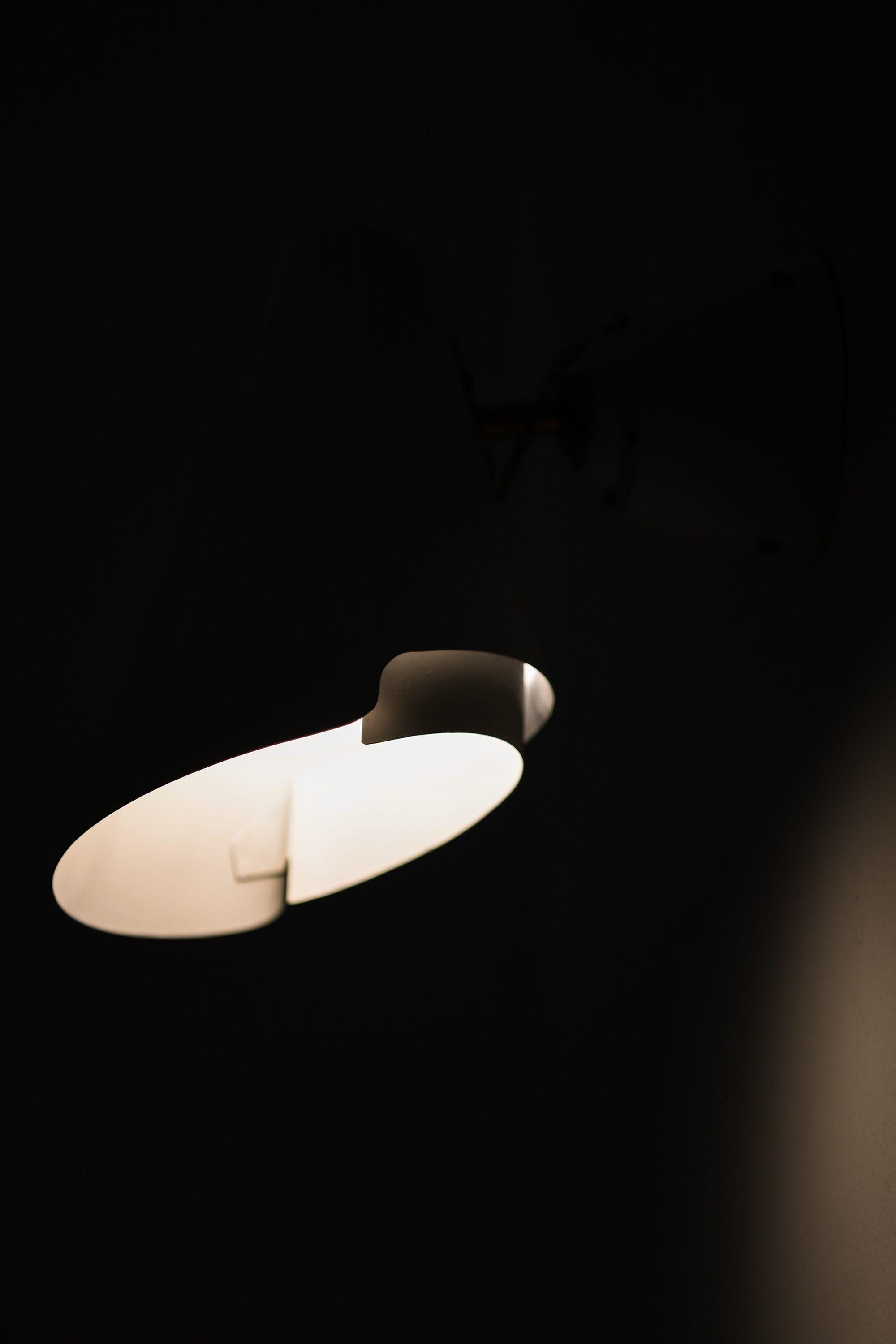 Finlandese Lampade da parete in ottone e metallo laccato bianco di Paavo Tynell, anni '50 in vendita