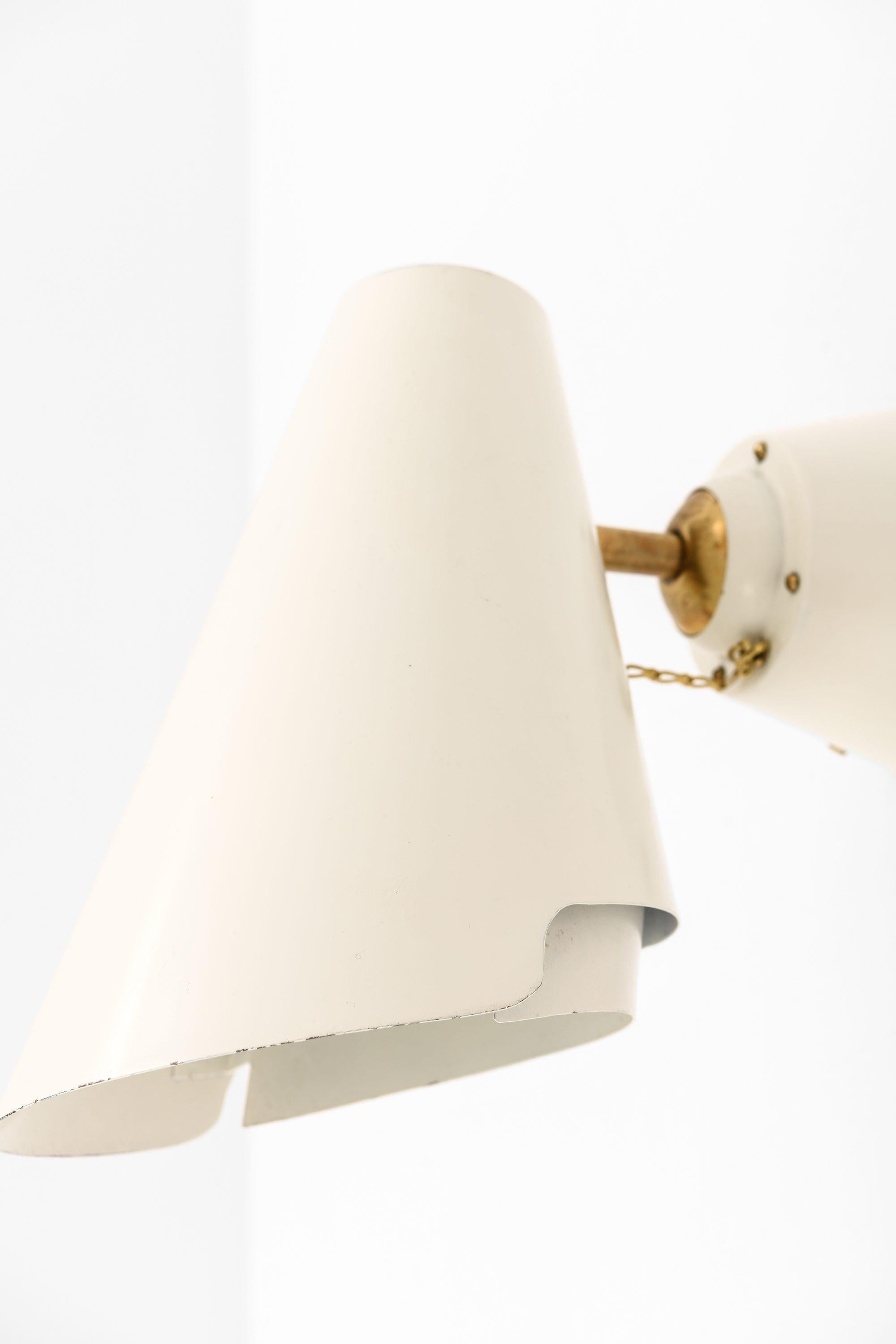 Laccato Lampade da parete in ottone e metallo laccato bianco di Paavo Tynell, anni '50 in vendita